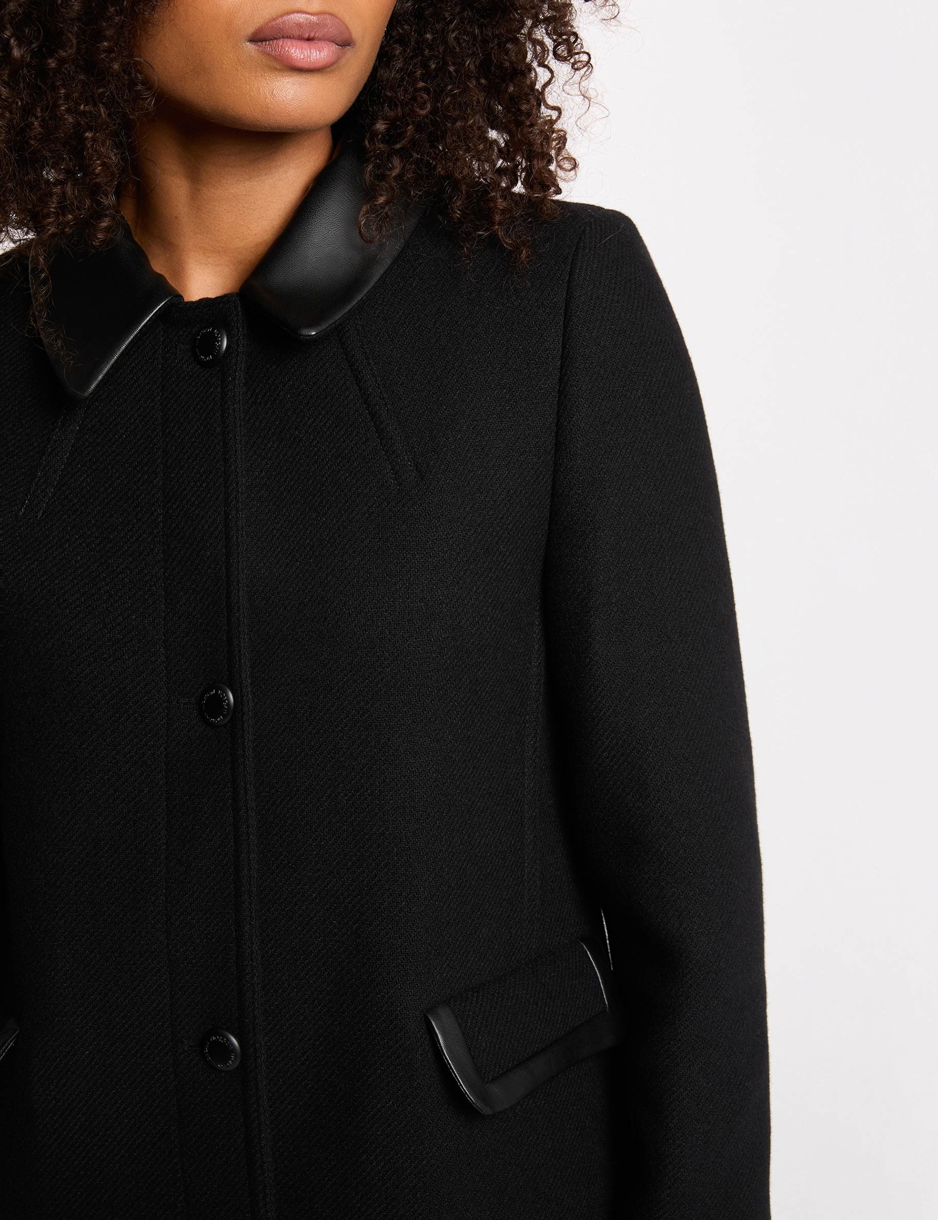 Abrigo recto de media longitud negro mujer