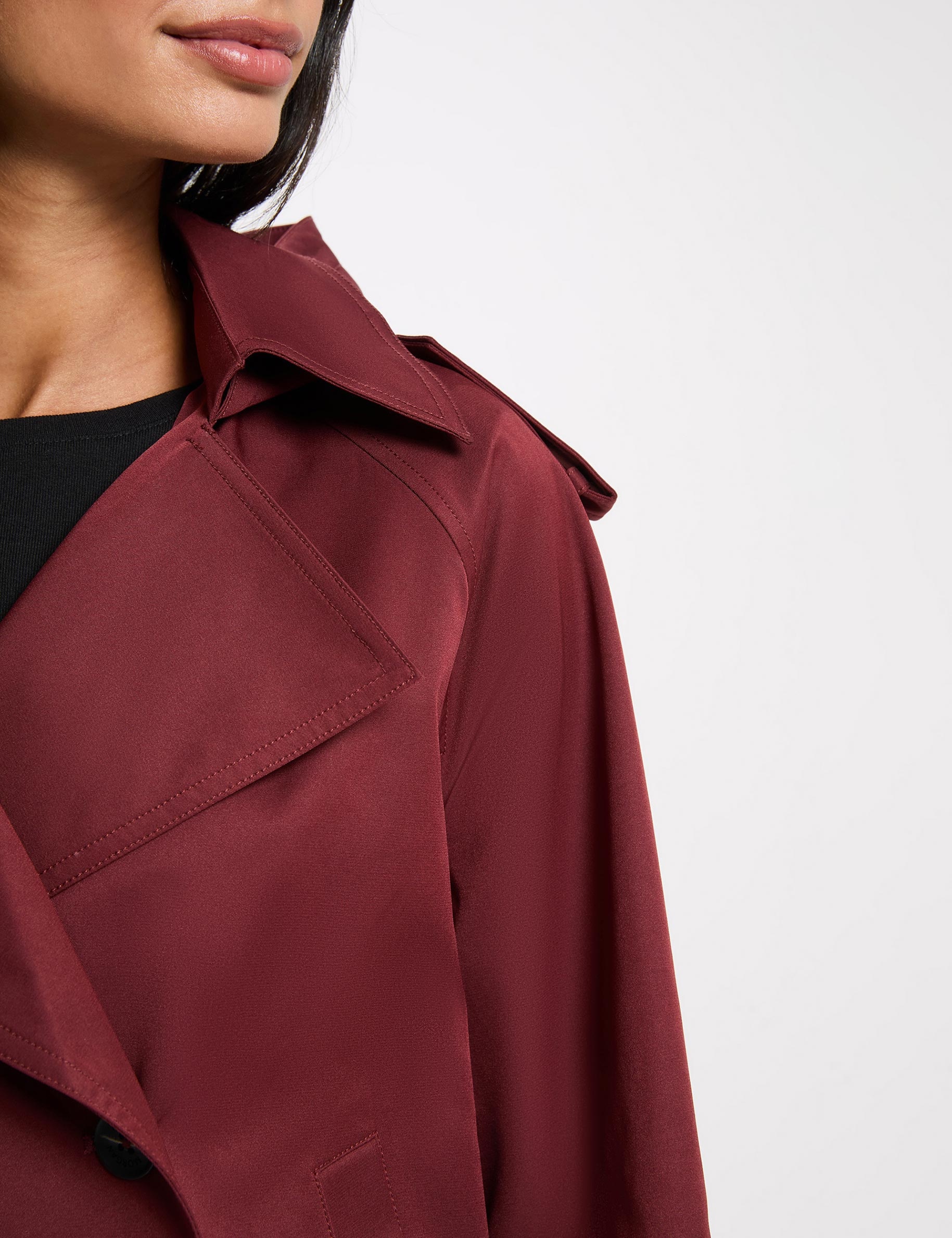 Trench corto con capucha burdeos mujer
