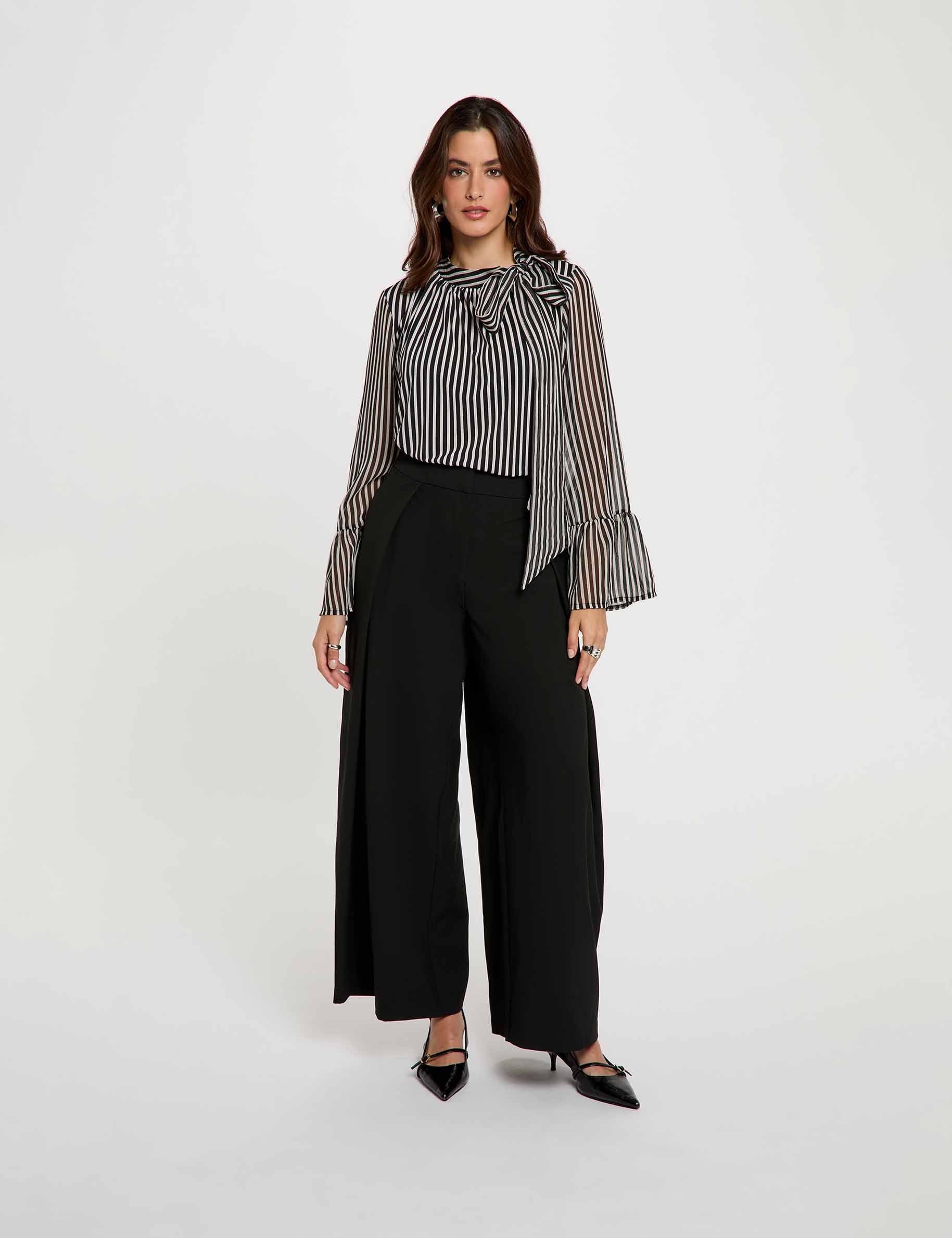 Camiseta con cuello lazada negro mujer