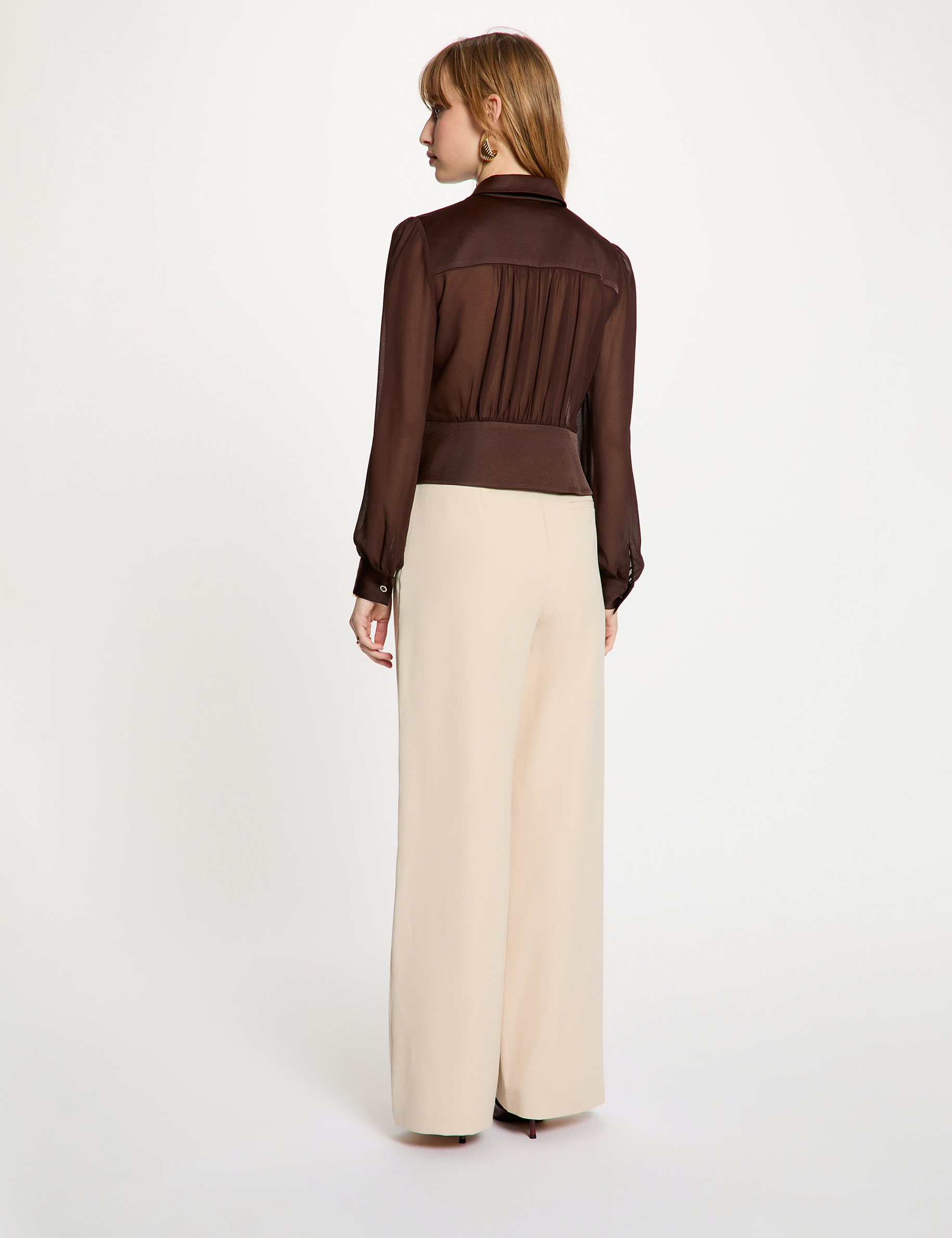 Camisa manga larga con pliegues marr&oacute;n oscuro mujer