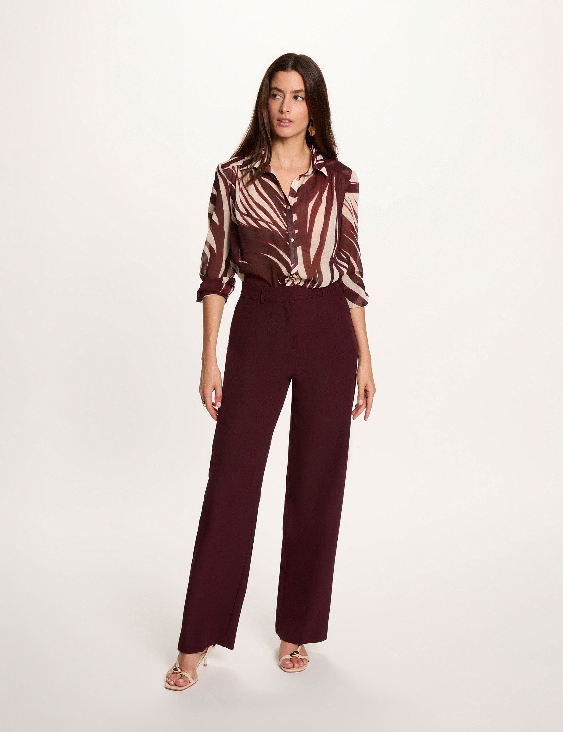 Pantal&oacute;n recto con pinzas ciruela mujer