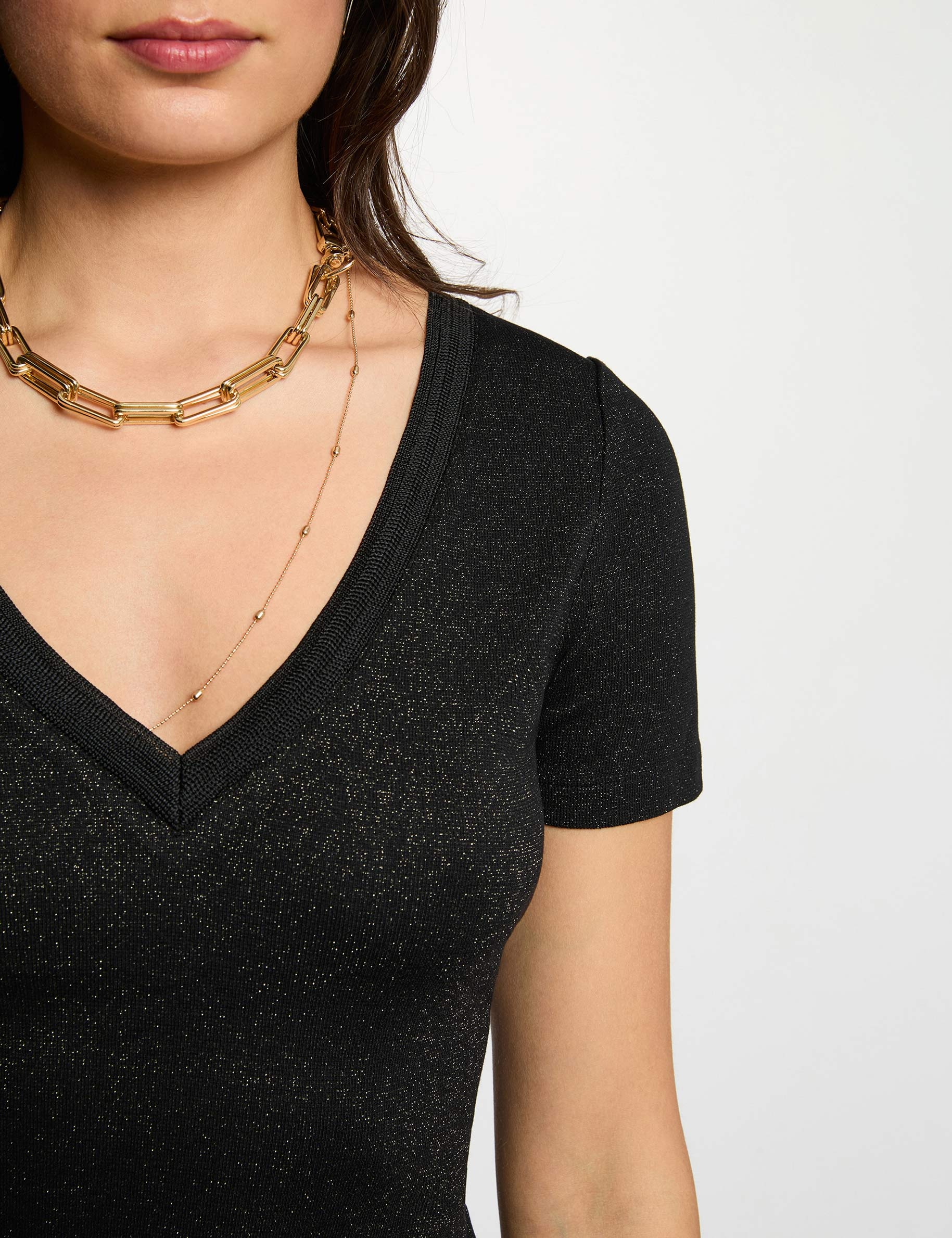 Camiseta entallada cuello v negro mujer