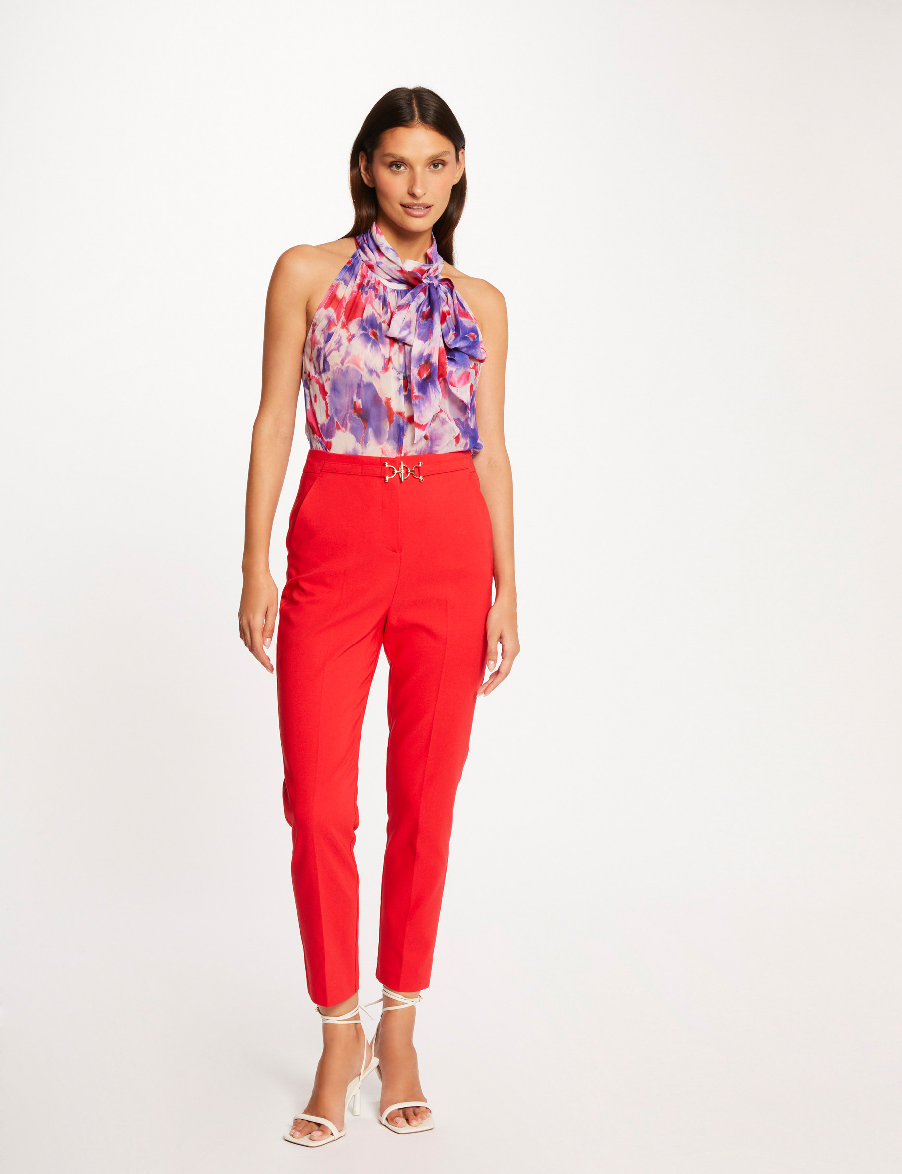 pantalon city ajustado hebilla y pinzas rojo mujer Pantalón city ajustado hebilla y pinzas rojo mujer