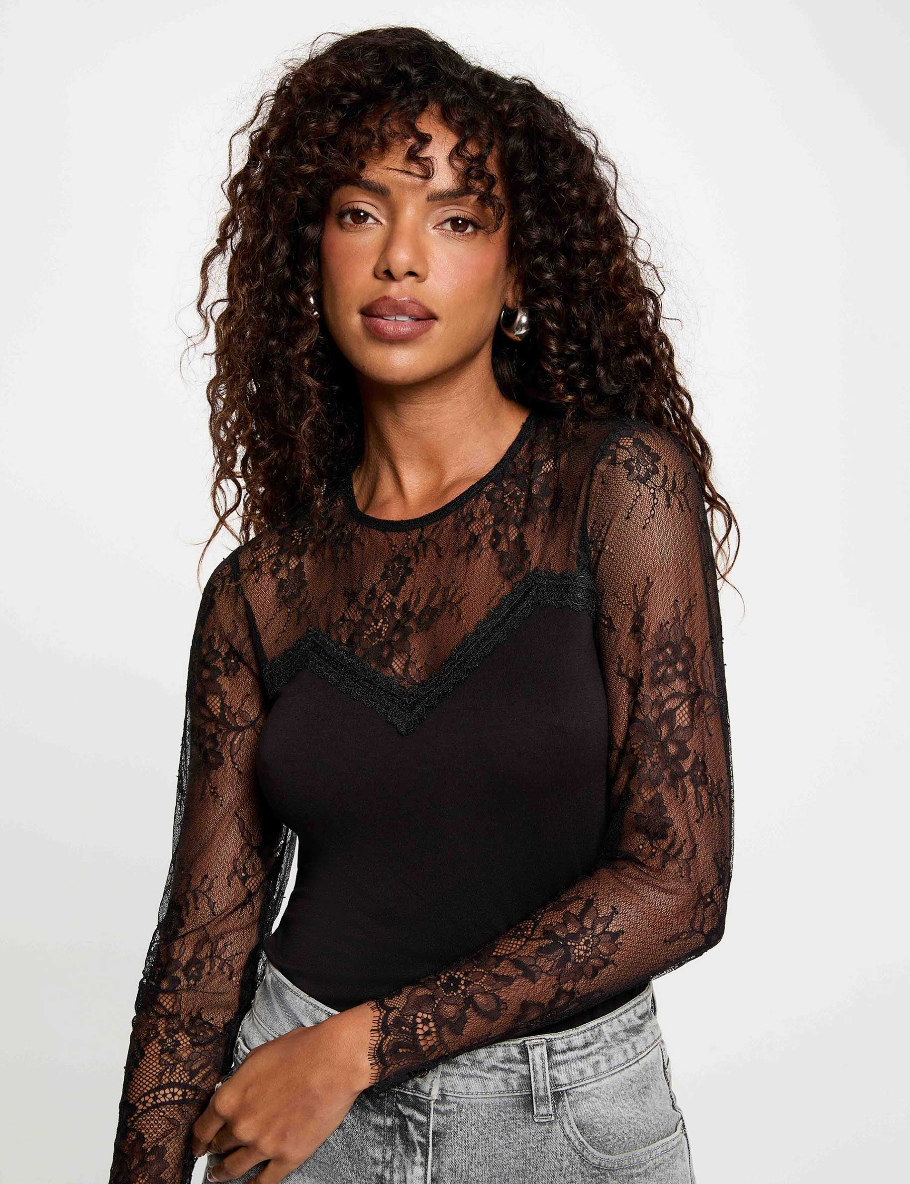Camiseta de encaje con cuello redondo negro mujer