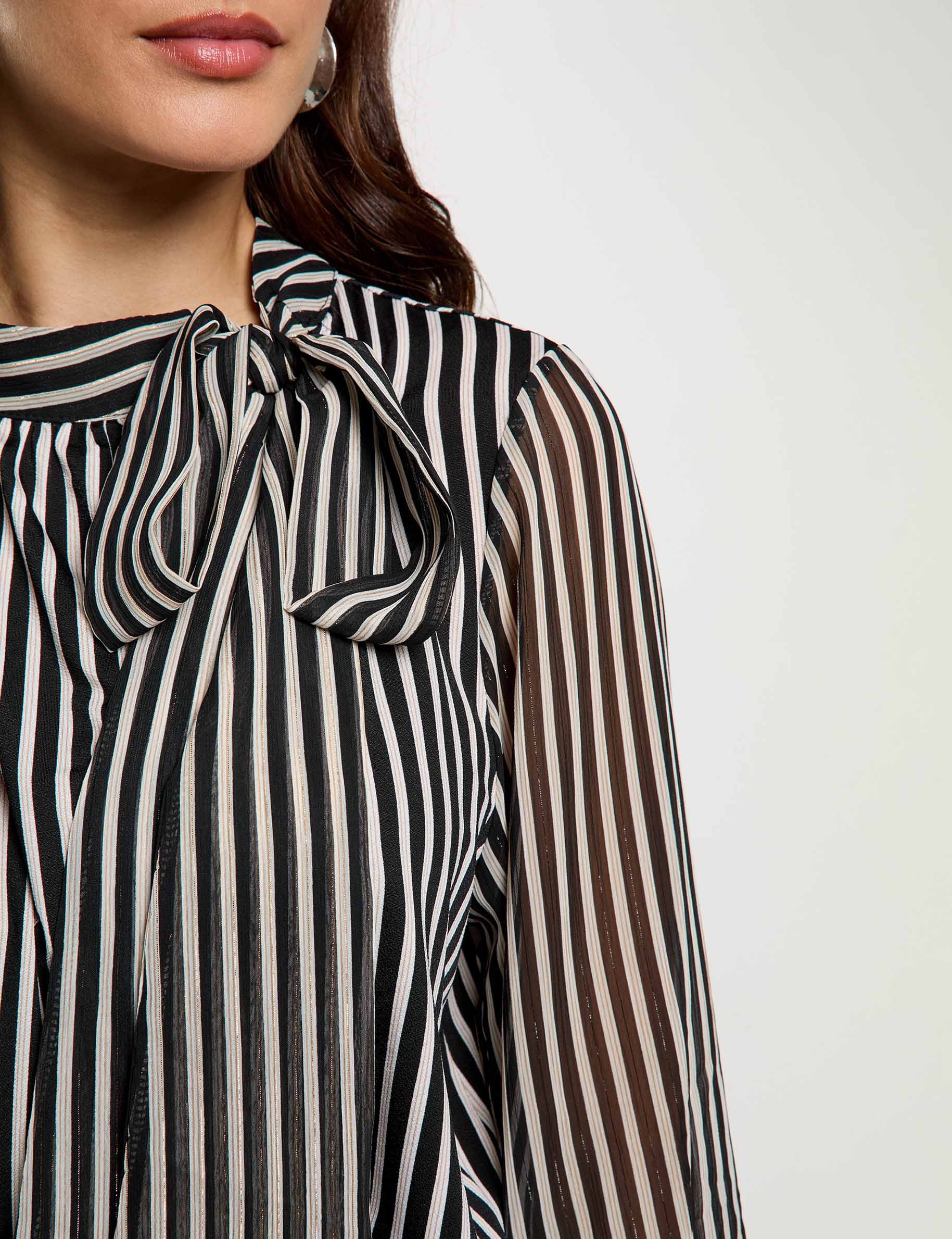 Camiseta con cuello lazada negro mujer