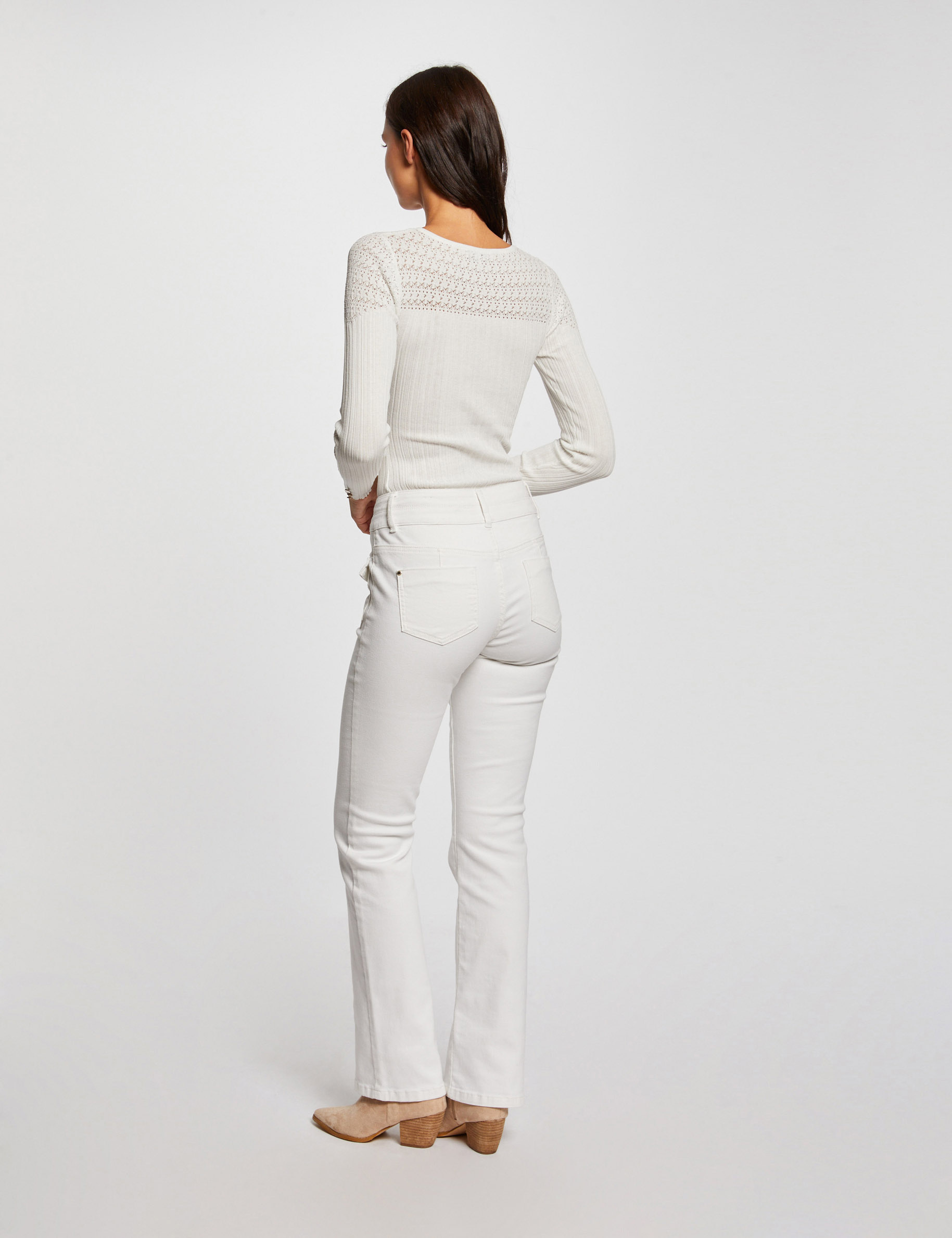 Vaquero boot-cut con bolsillos de solapa marfil mujer