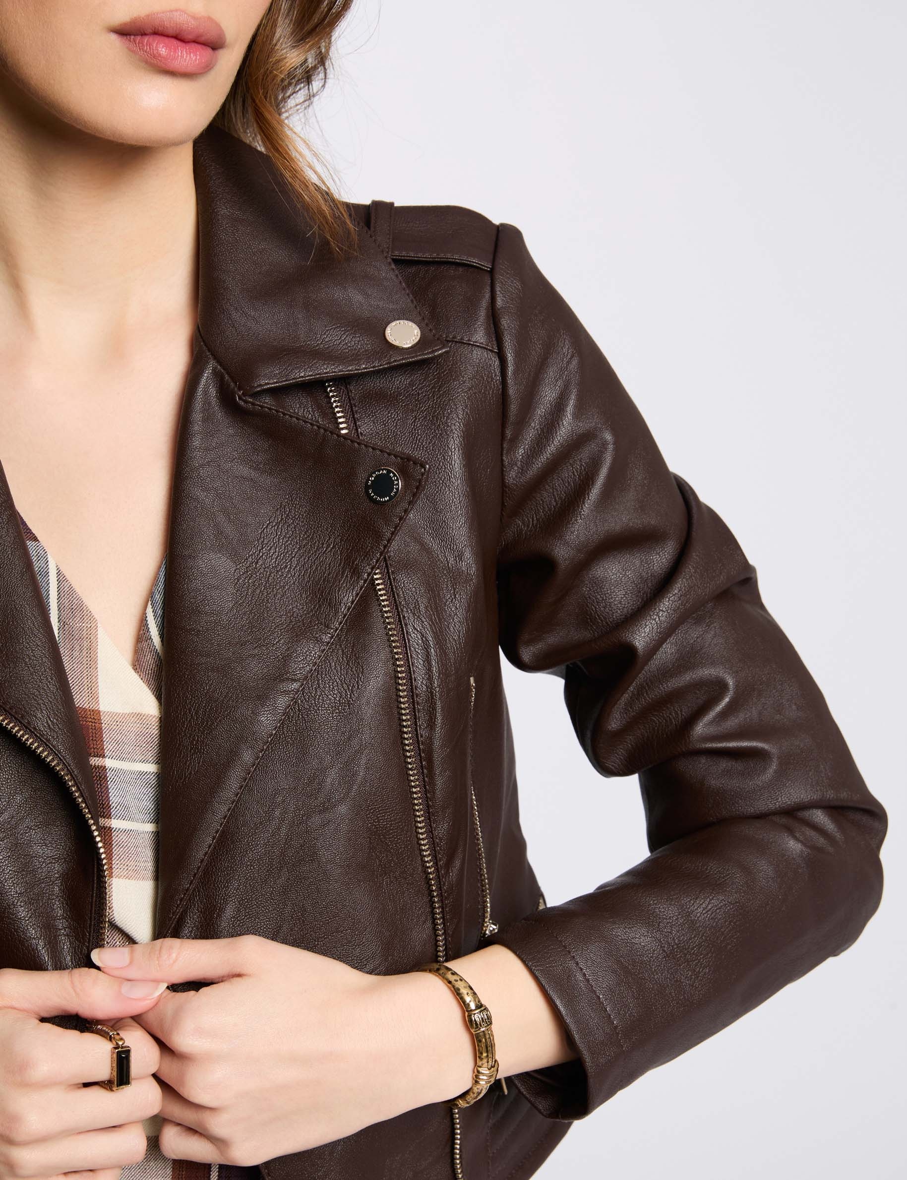 Chaqueta entallada de cuero sint&eacute;tico marr&oacute;n oscuro mujer