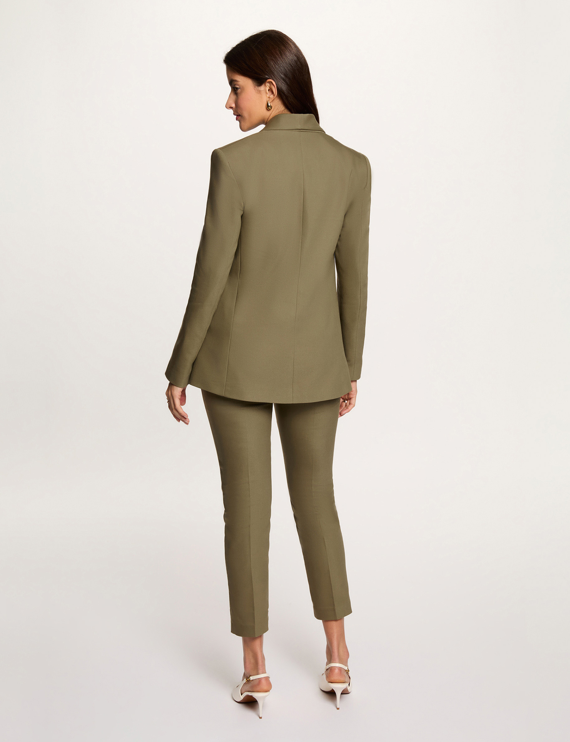 Pantal&oacute;n cigarette estilo corto verde caqui mujer