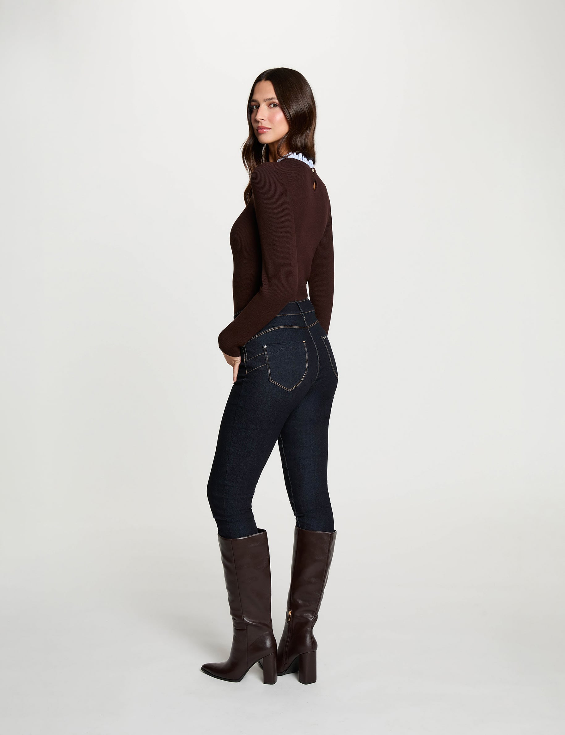 Jersey con cuello redondo y volante marr&oacute;n oscuro mujer