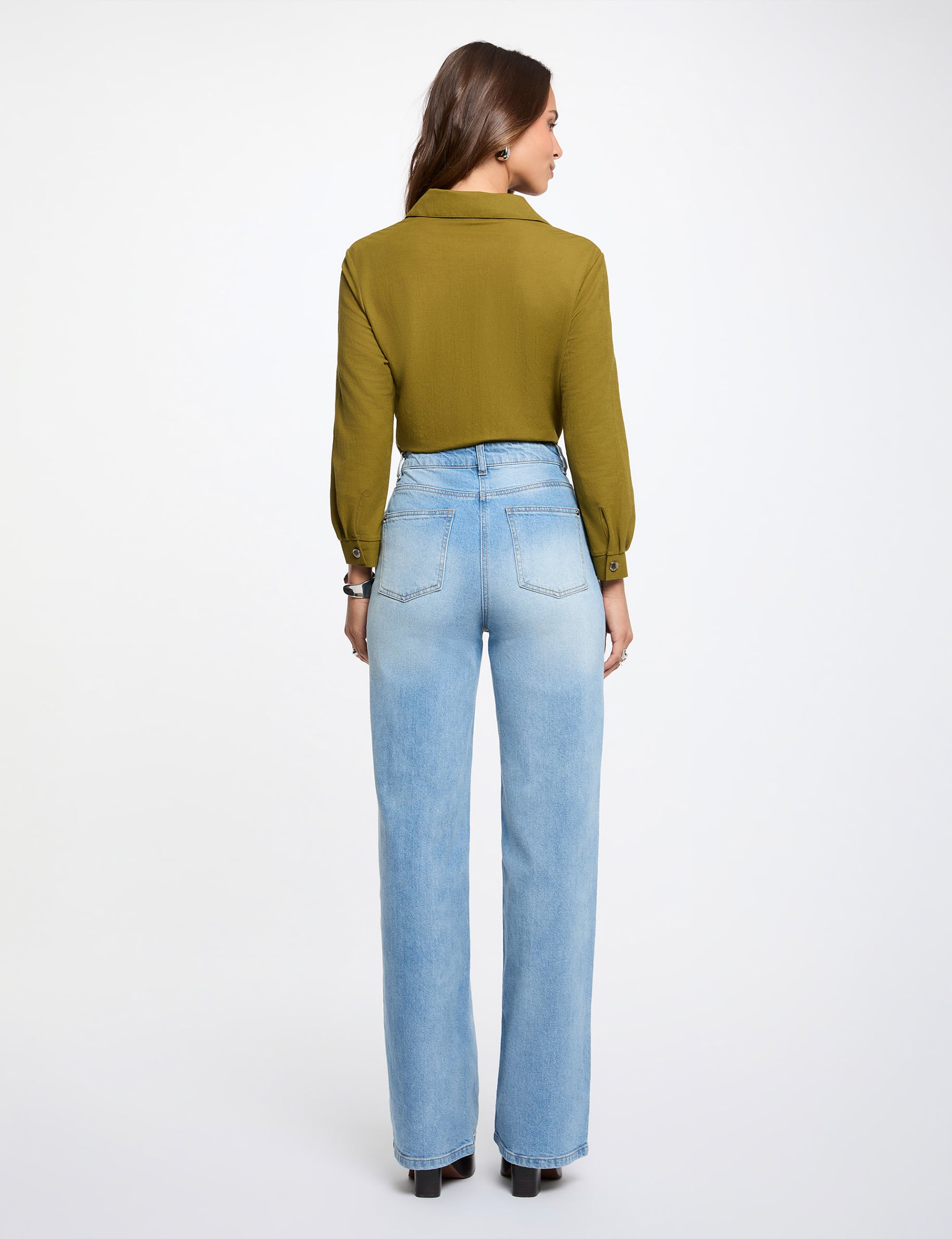 Camisa anudada con cuello abierto mujer