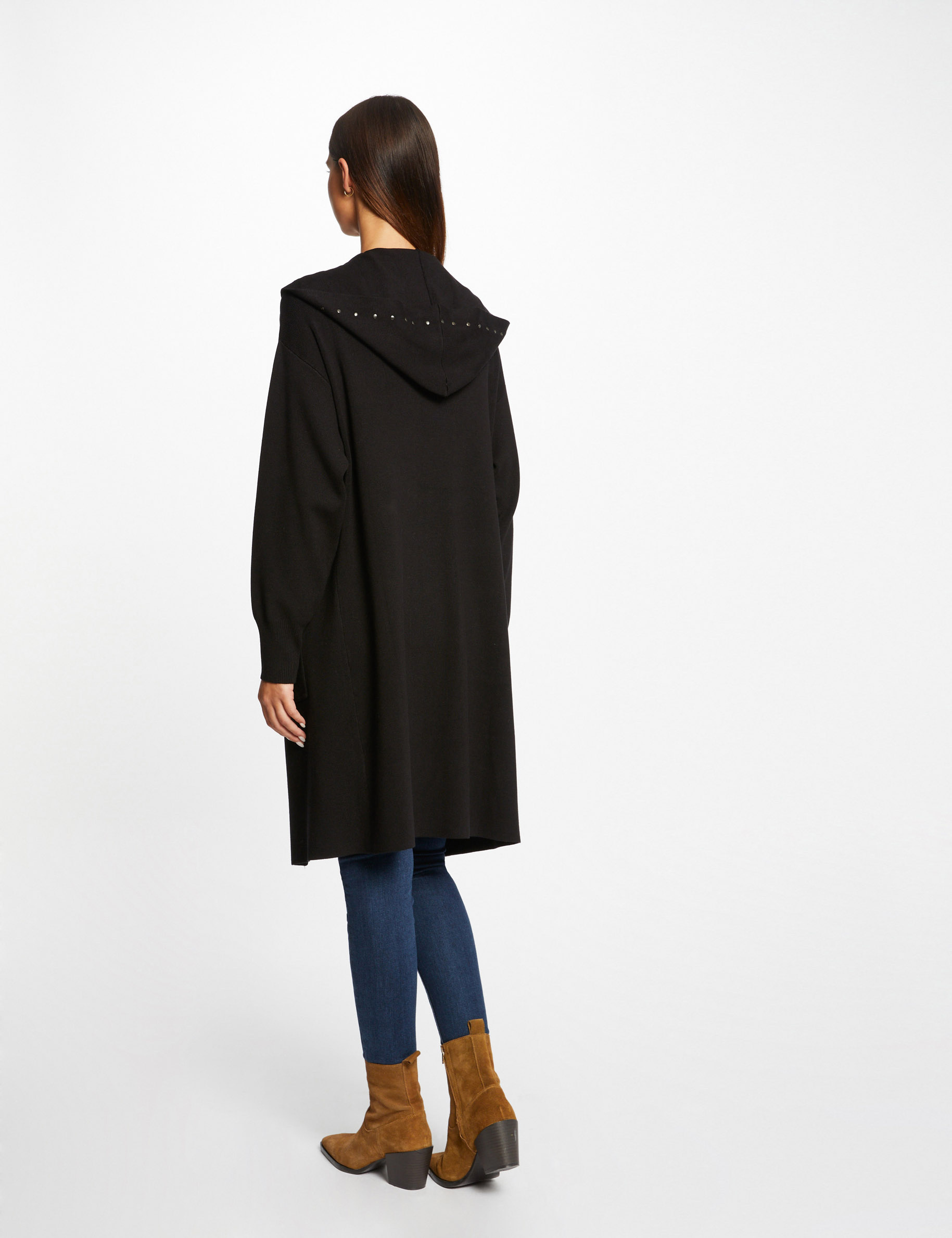 cardigan largo con capucha y tachuelas negro mujer Cárdigan largo con capucha y tachuelas negro mujer