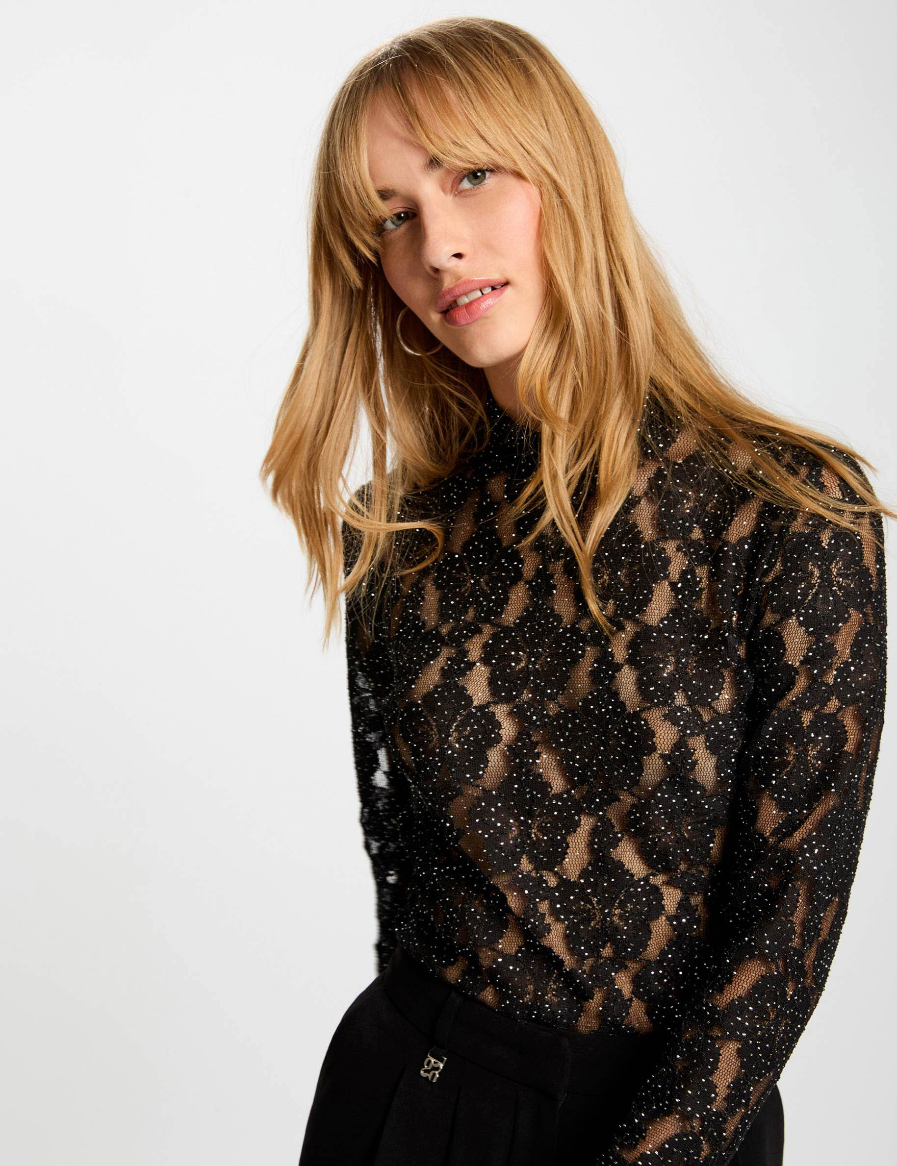 Camiseta de encaje perforado negro mujer