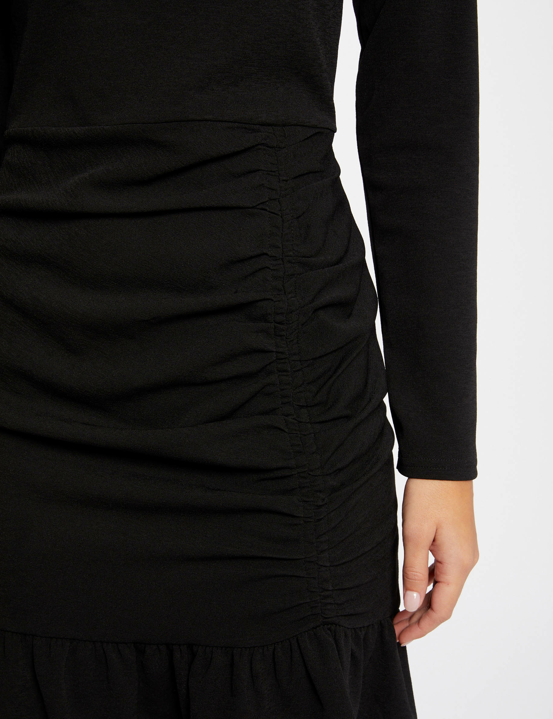 Vestido ajustado volantes y cuello alto negro mujer