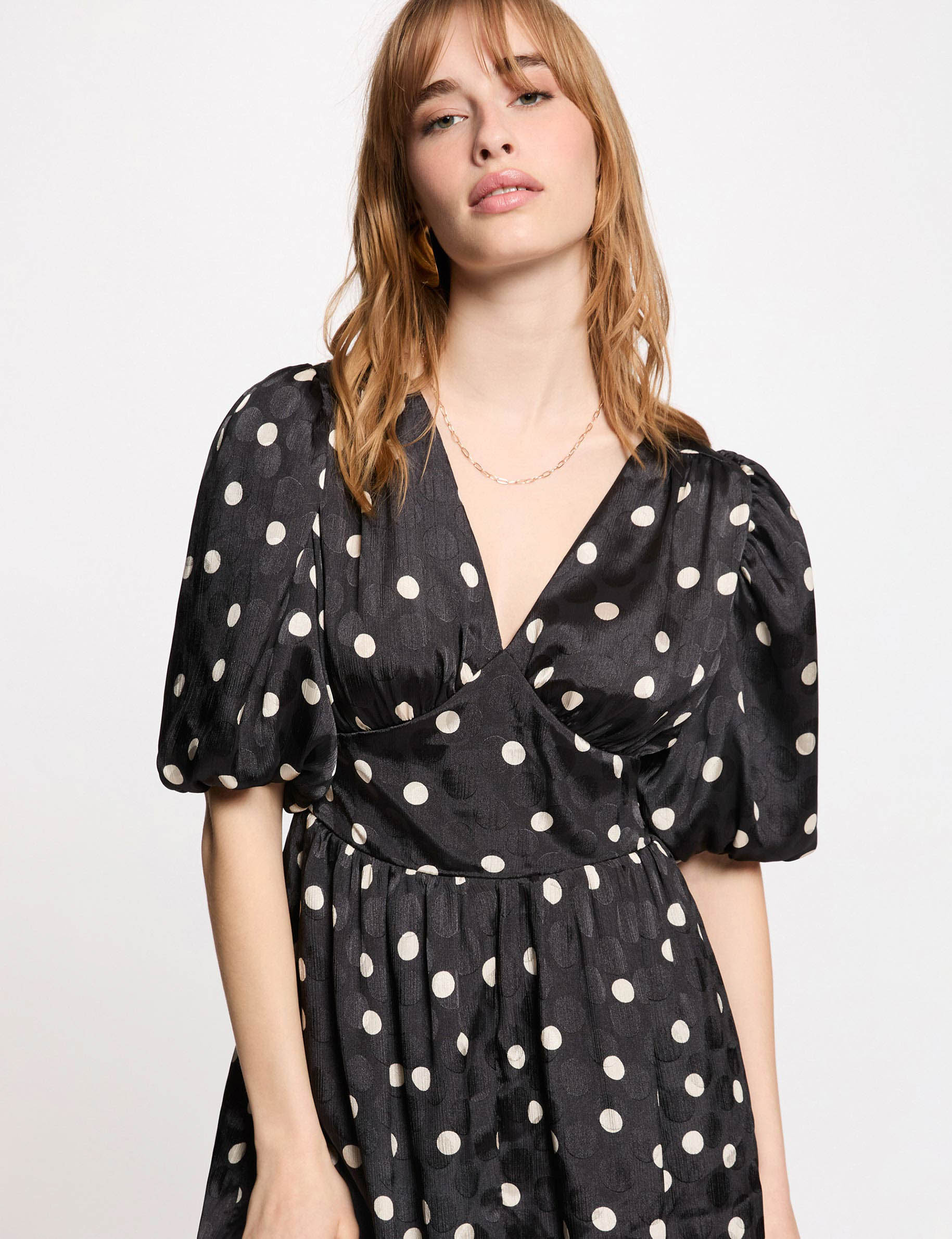 Vestido corto con mangas abullonadas negro mujer