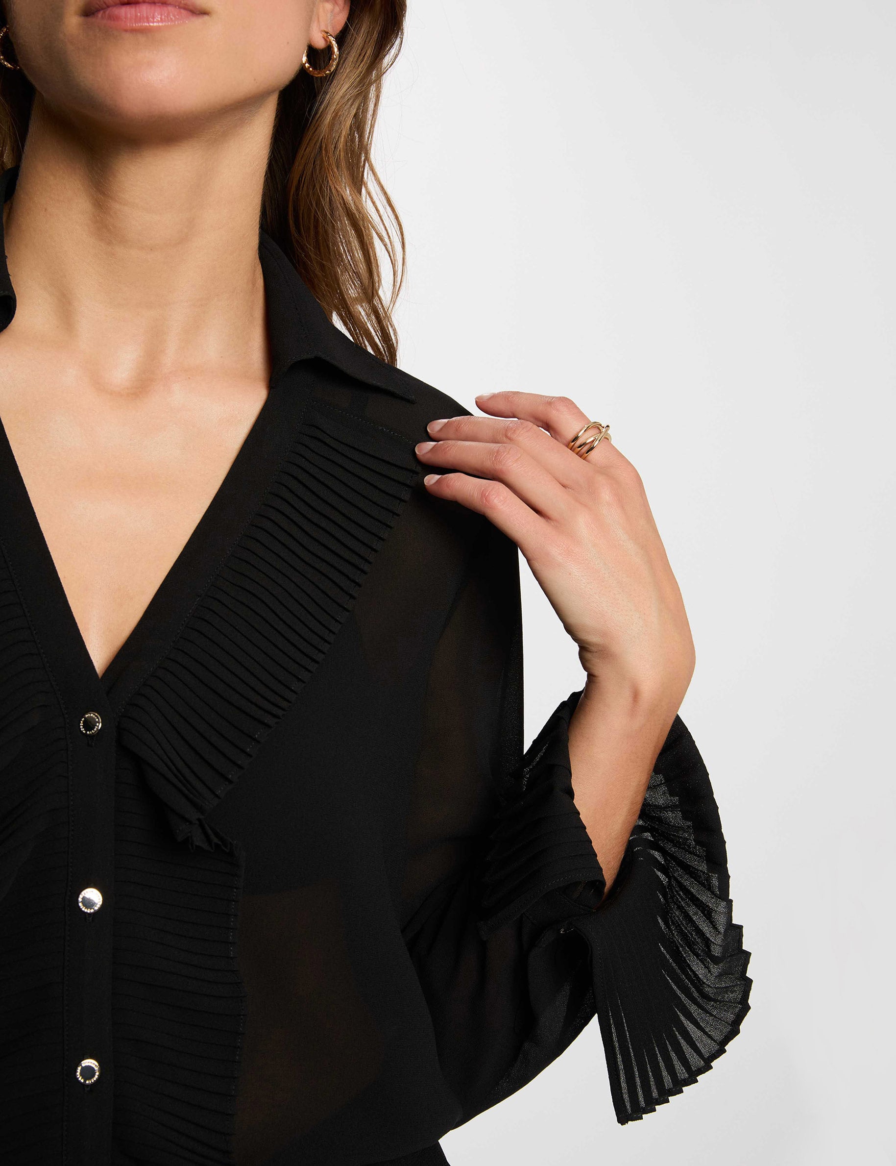 Camisa de gasa con cuello vuelto negro mujer