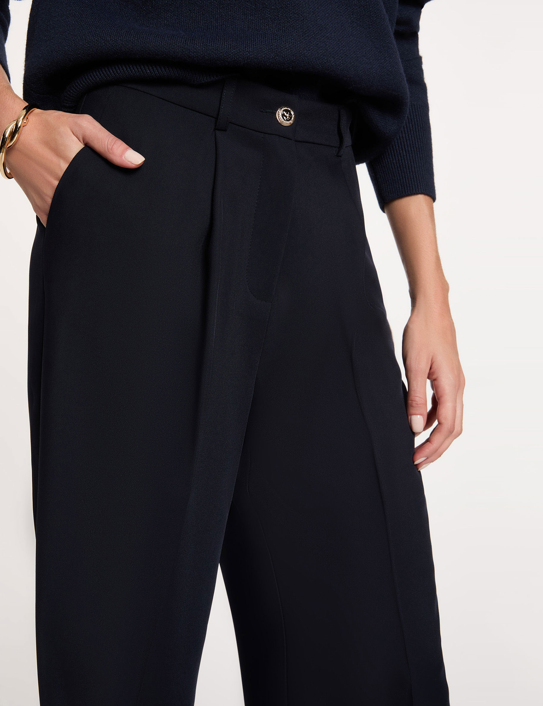 Pantal&oacute;n slim de tiro alto azul marino mujer