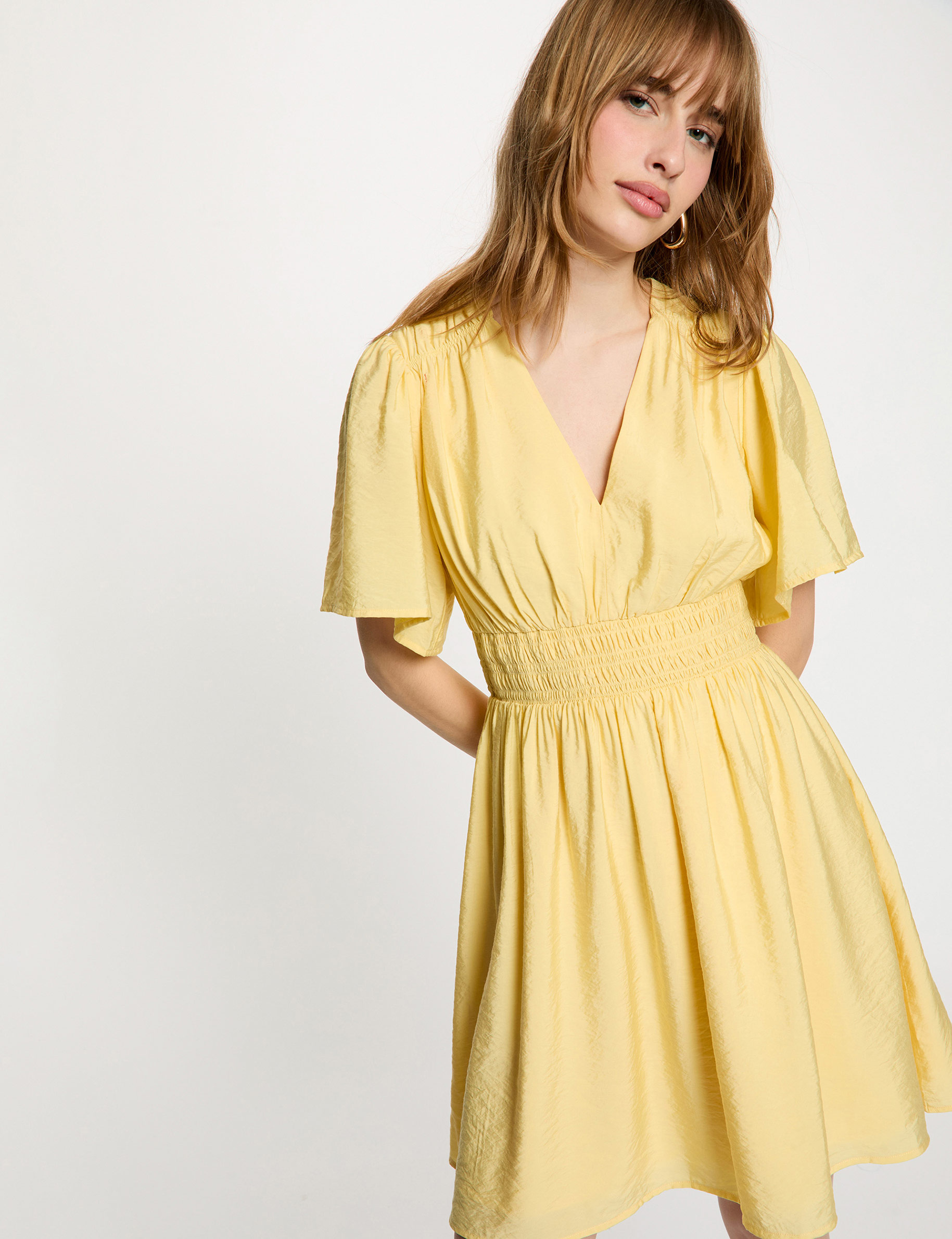 Vestido corto plisado amarillo claro mujer