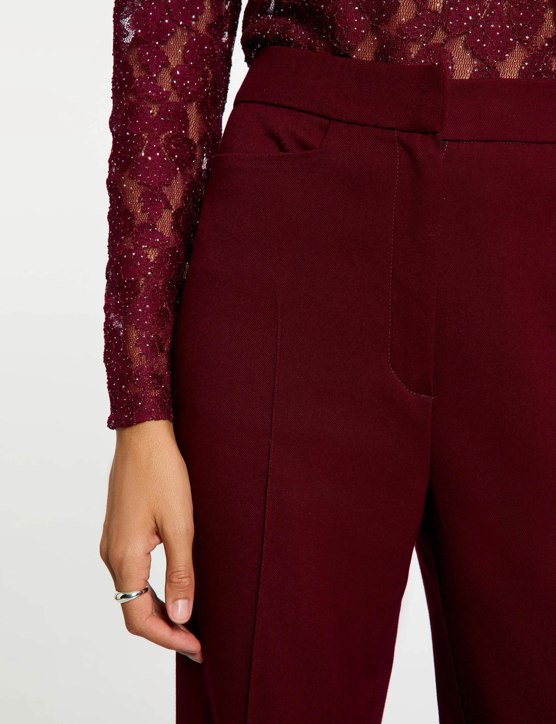 Pantal&oacute;n boot-cut burdeos mujer