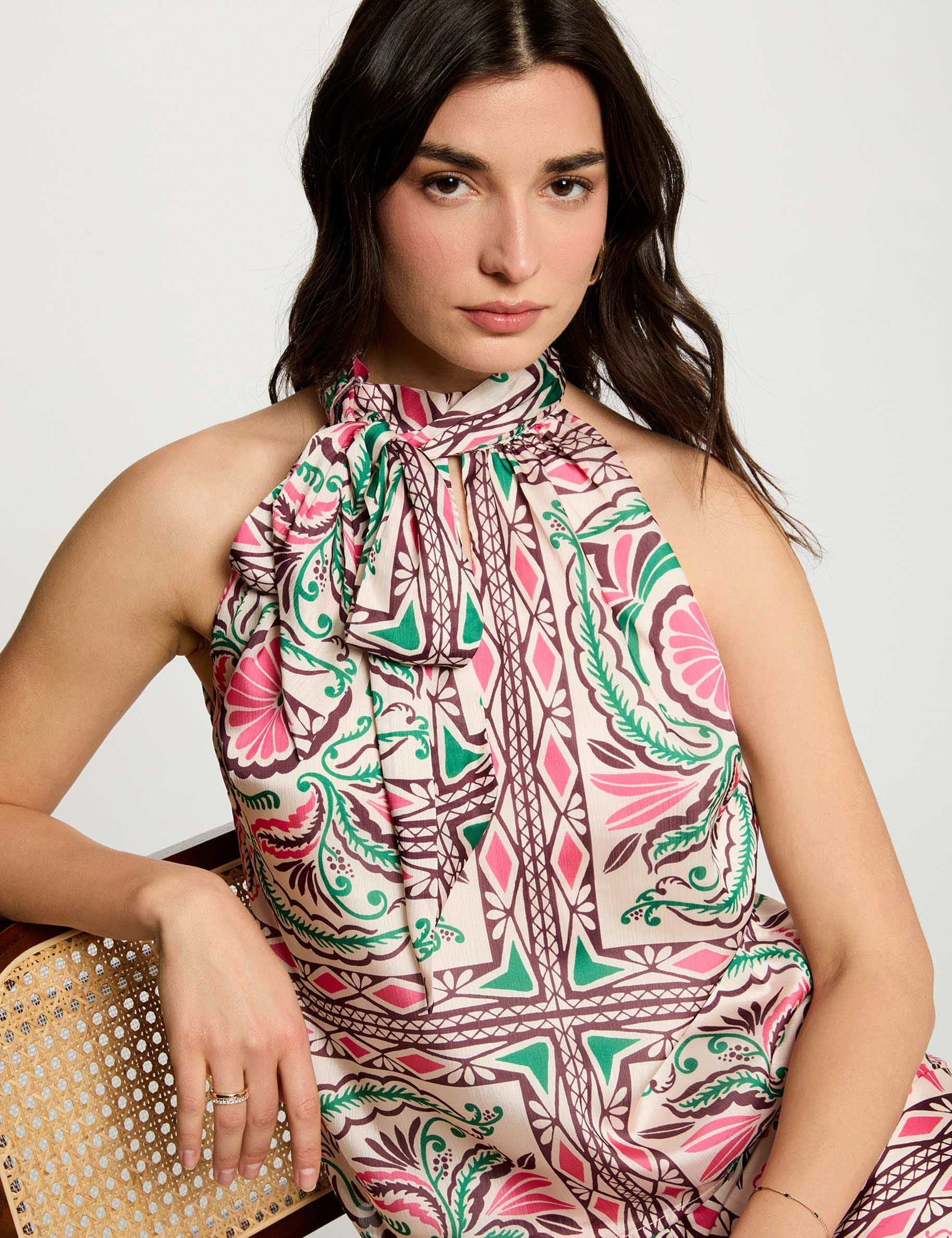 Blusa satinada con cuello alto multicolor mujer