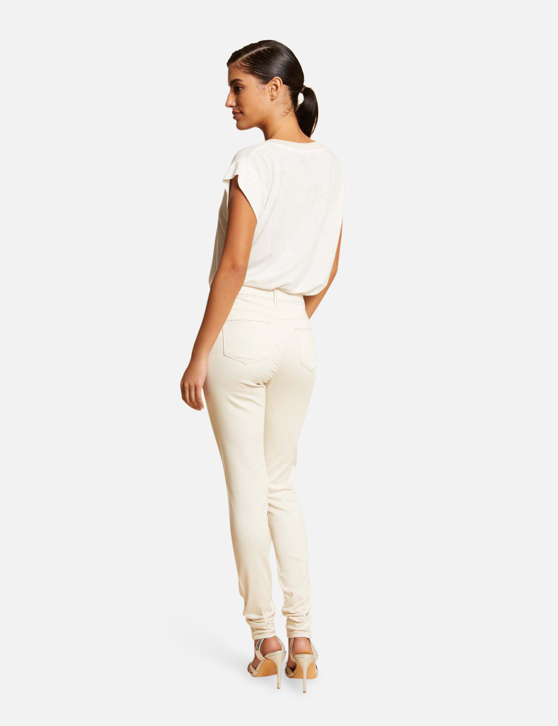 Pantalón slim con tachuelas marfil mujer Pantalón slim con tachuelas marfil mujer