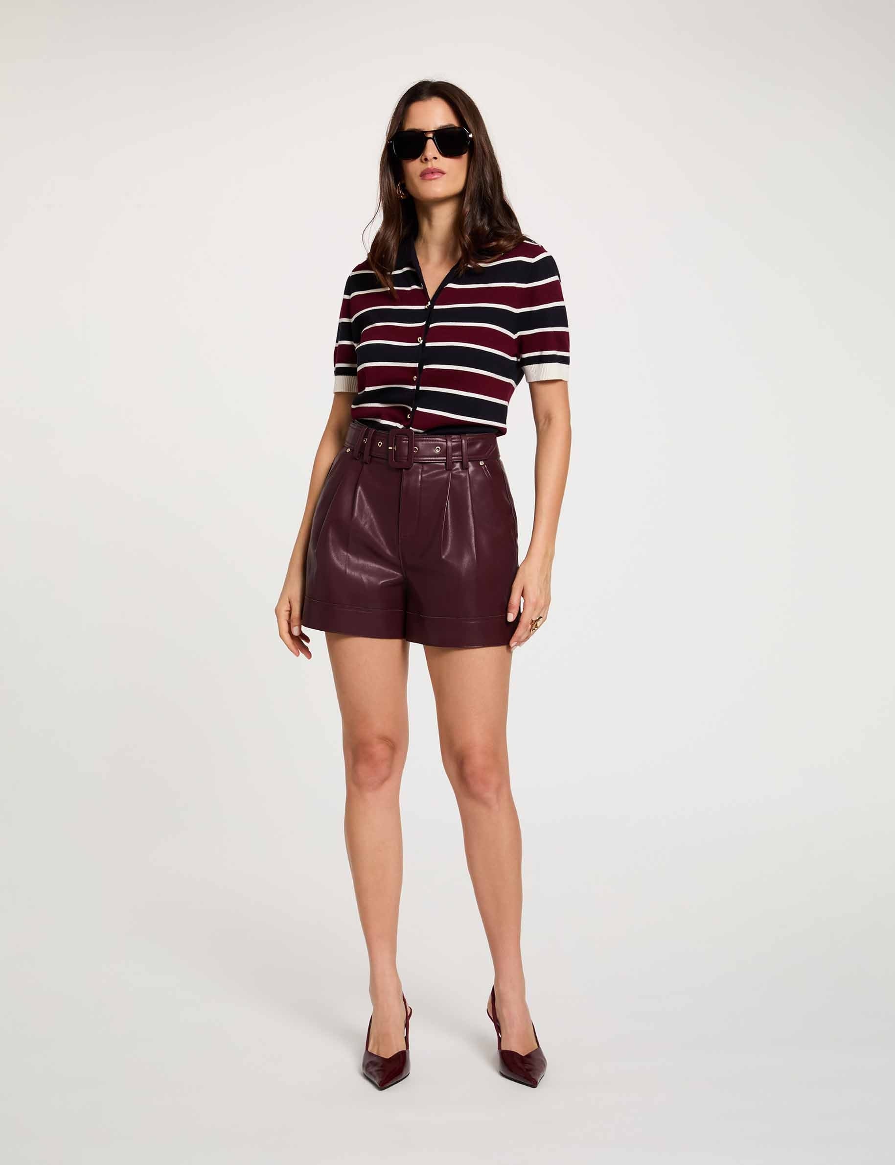 Short ajustado cuero sint&eacute;tico ciruela mujer