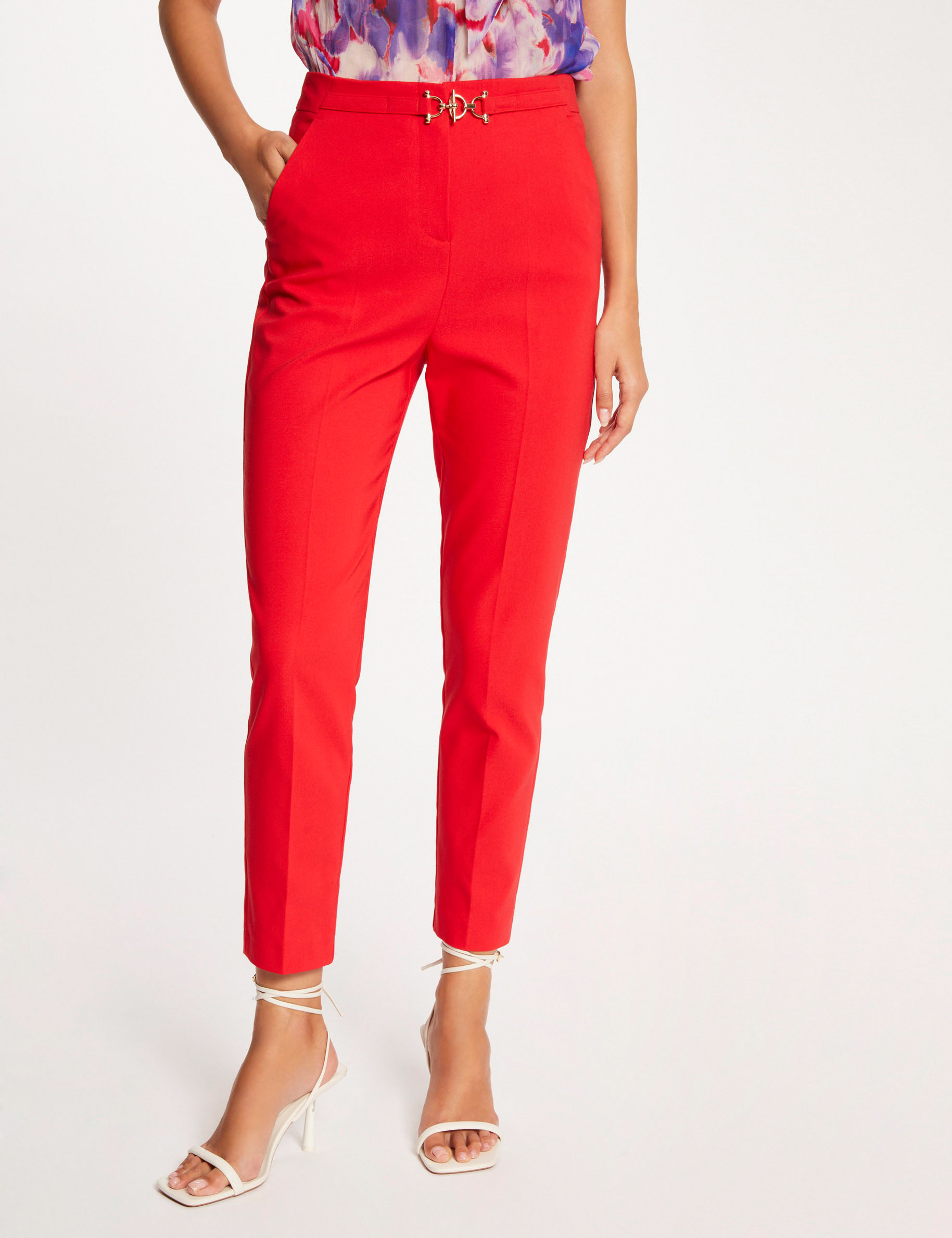 pantalon city ajustado hebilla y pinzas rojo mujer Pantalón city ajustado hebilla y pinzas rojo mujer