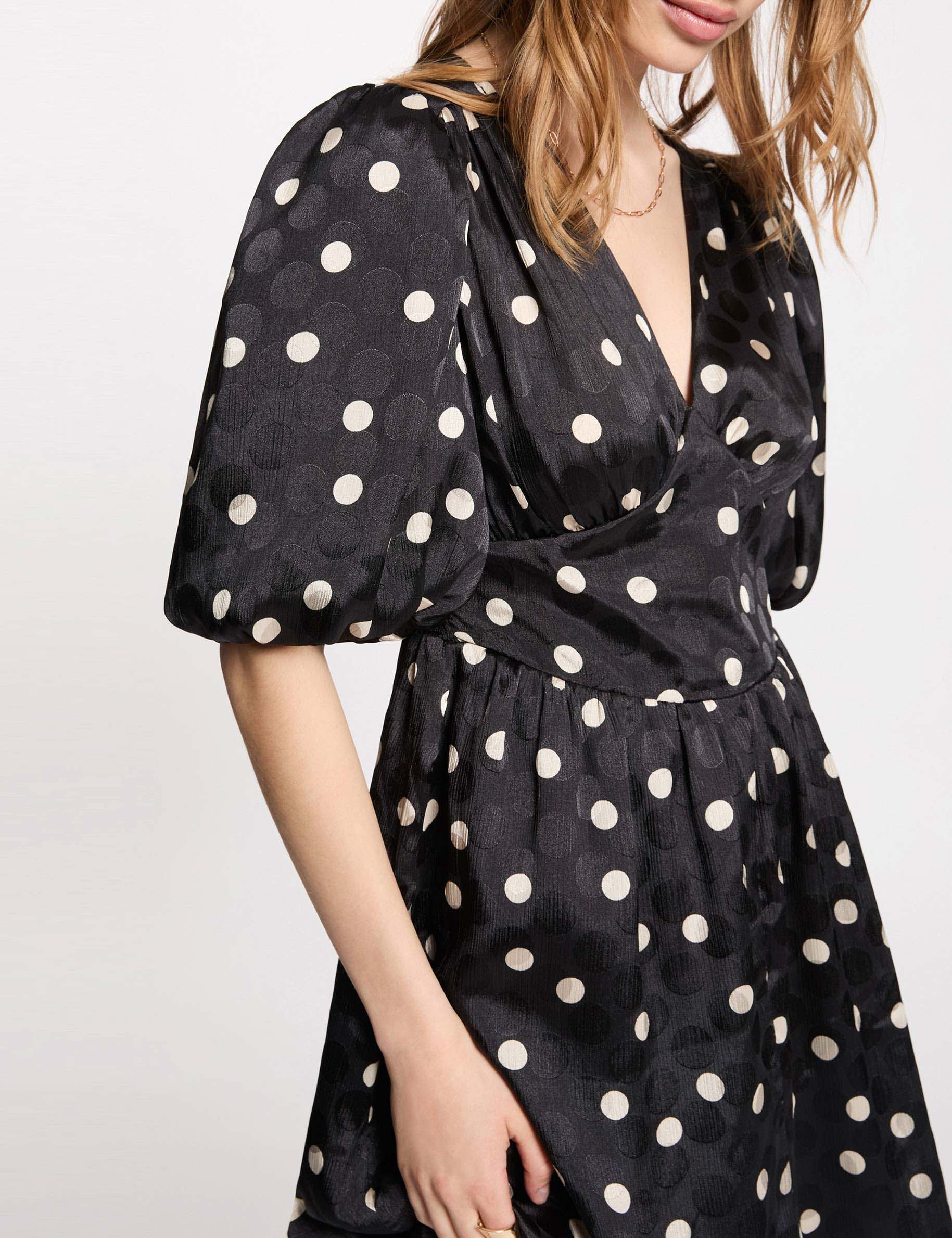 Vestido corto con mangas abullonadas negro mujer