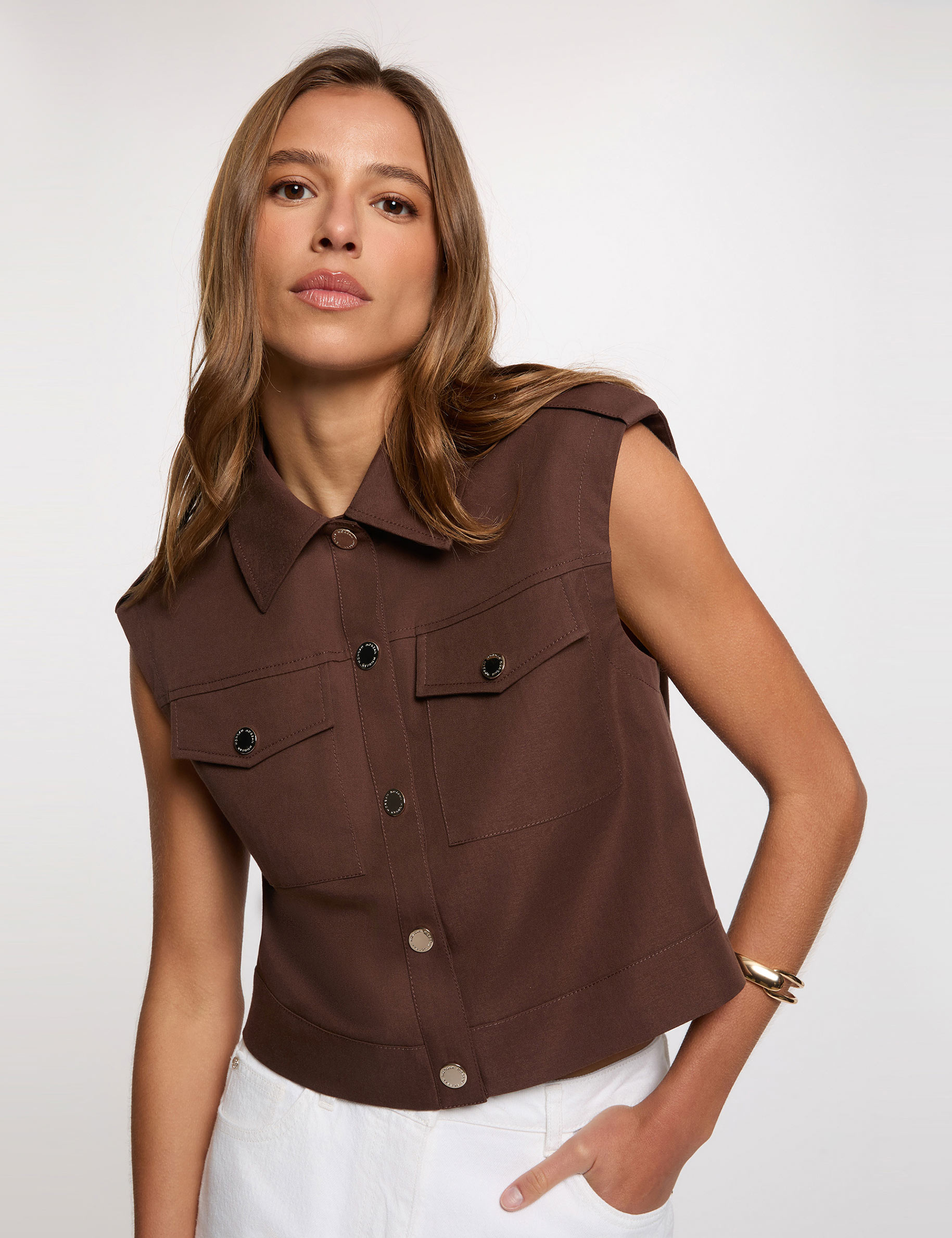 Chaqueta corta sin mangas marr&oacute;n oscuro mujer