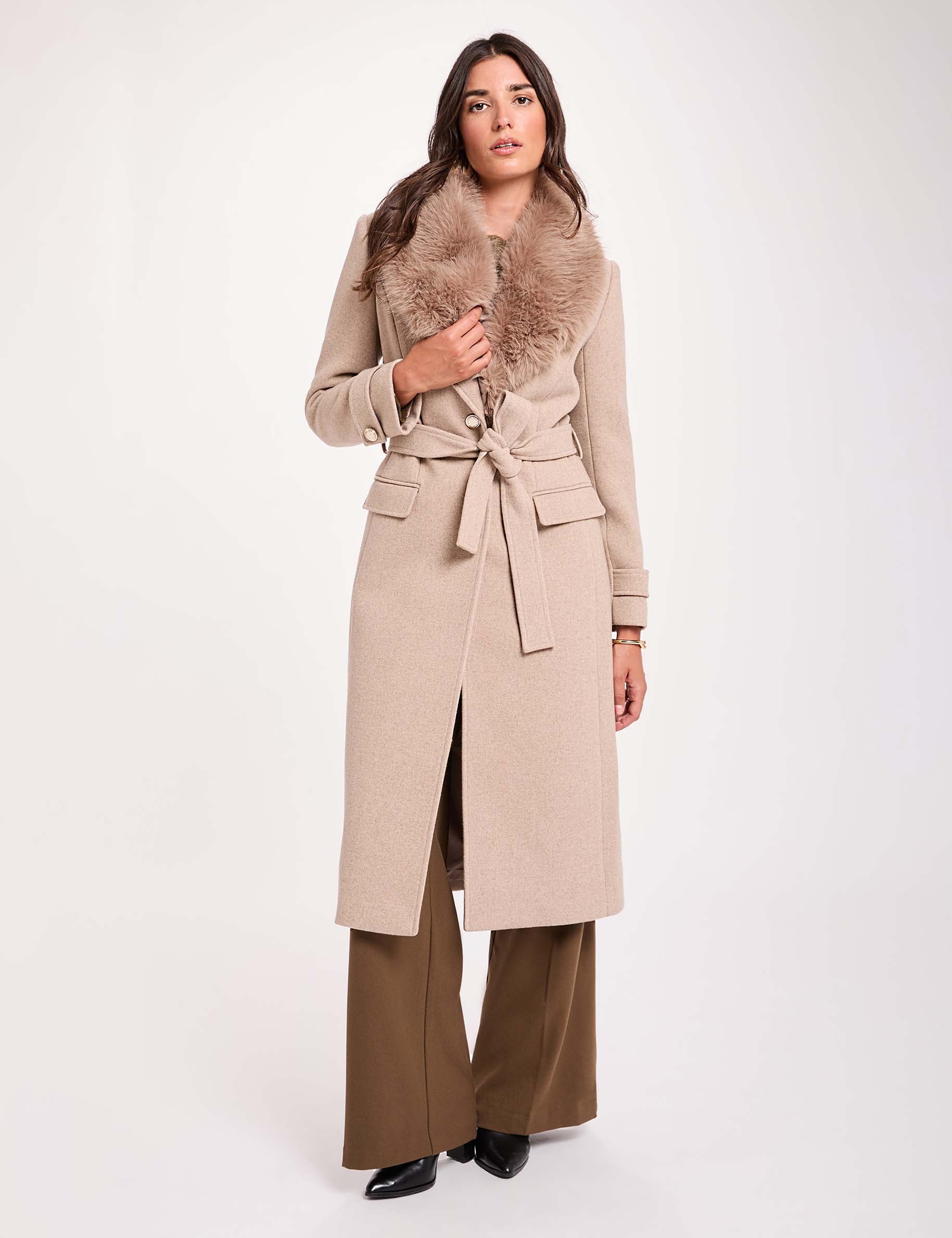 Abrigo largo con cintur&oacute;n beige mujer