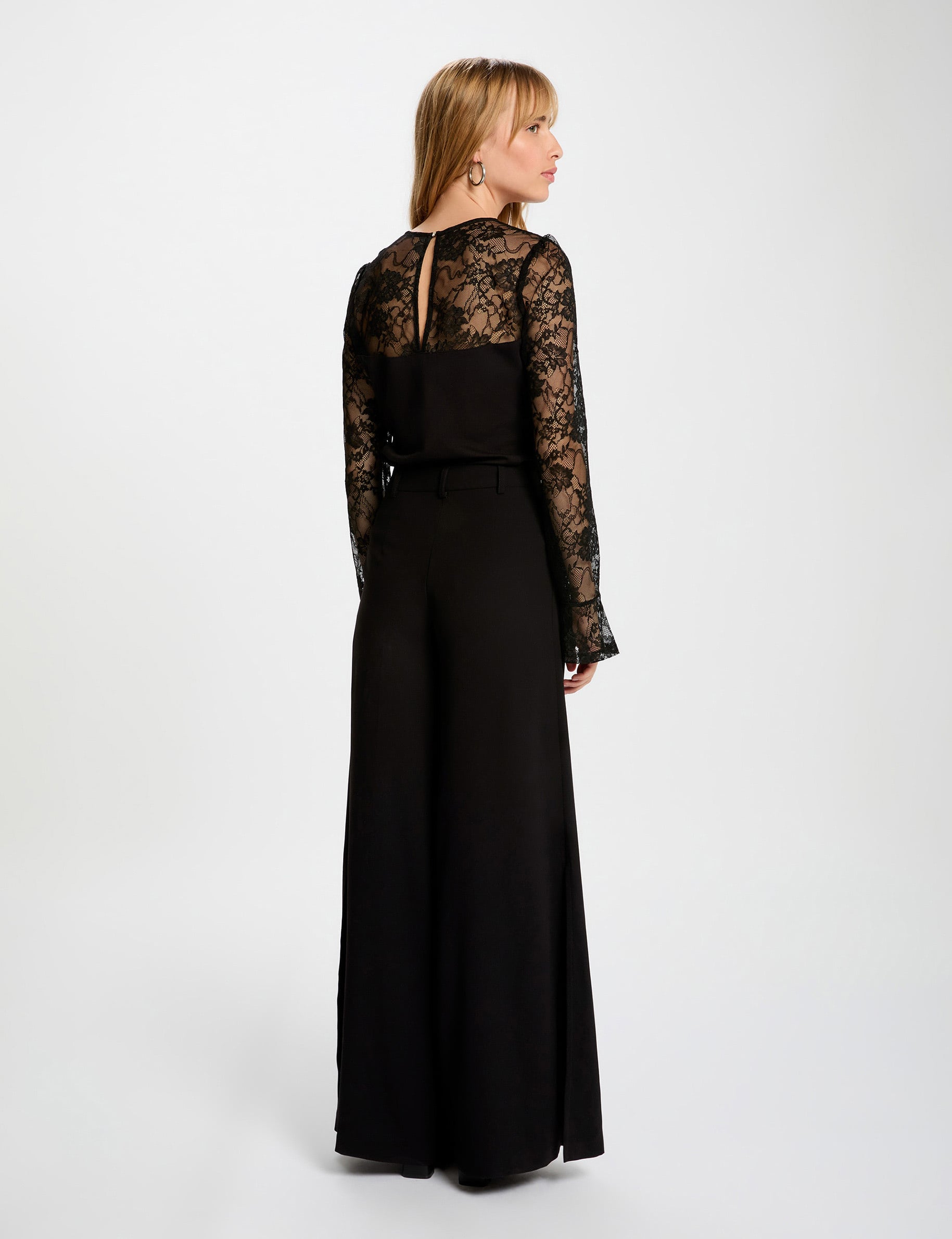 Camiseta entallada de encaje negro mujer
