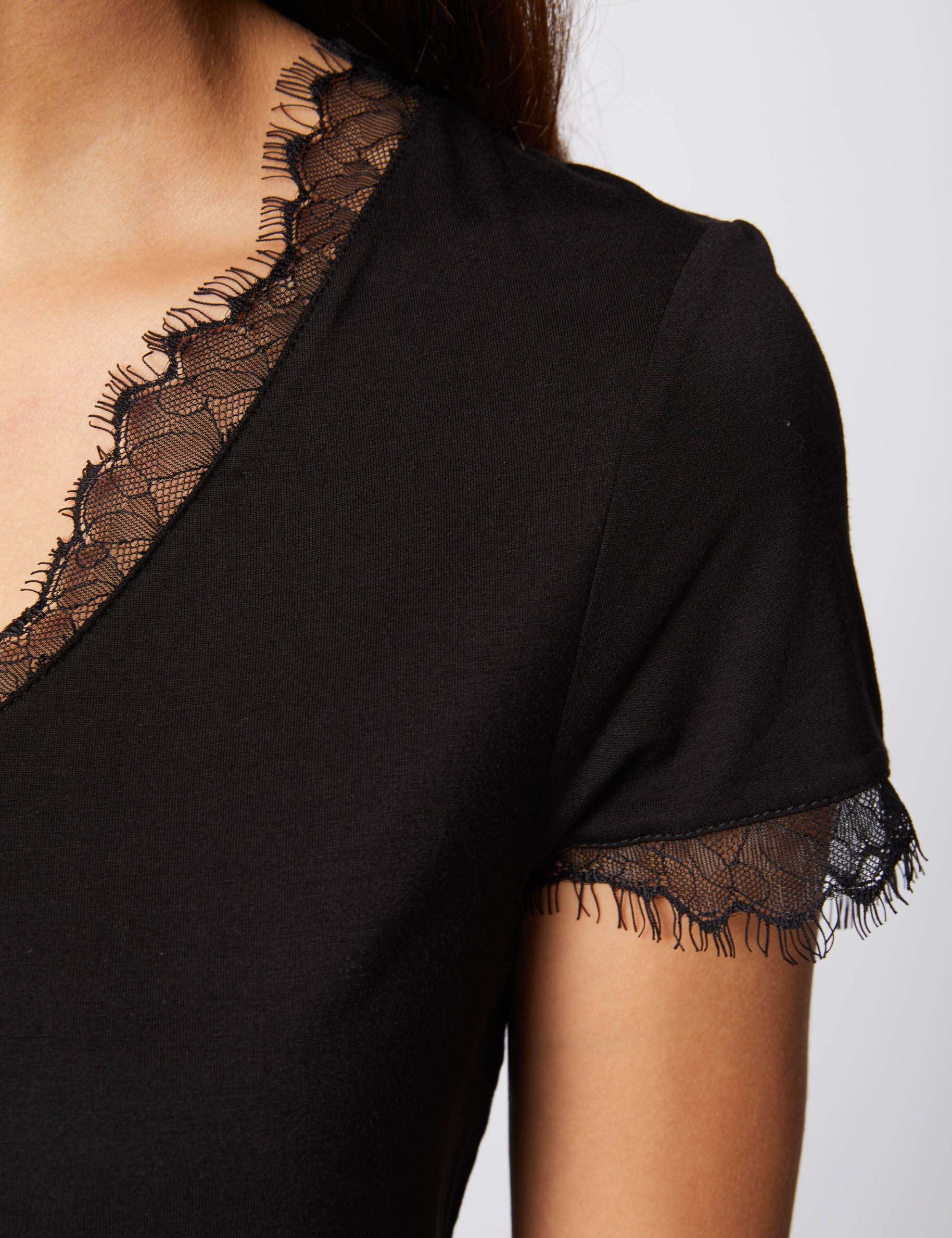 Camiseta con encaje y botones en espalda negro mujer