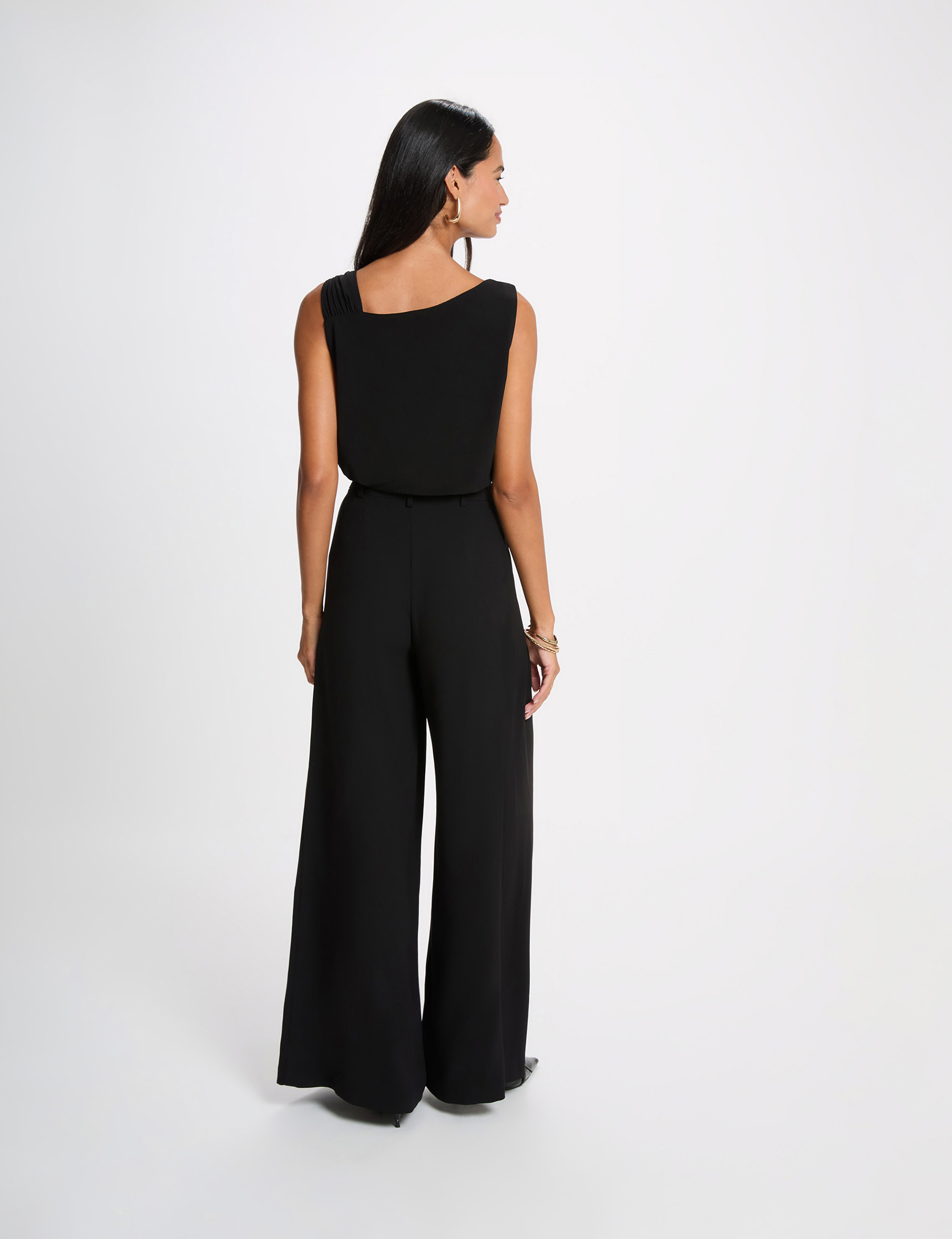 Camiseta asim&eacute;trica con joya negro mujer