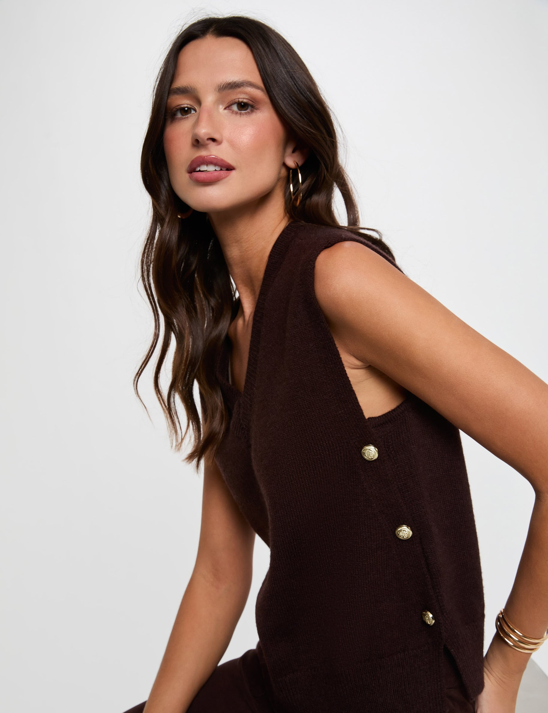 Jersey sin mangas con cuello en V marr&oacute;n oscuro mujer