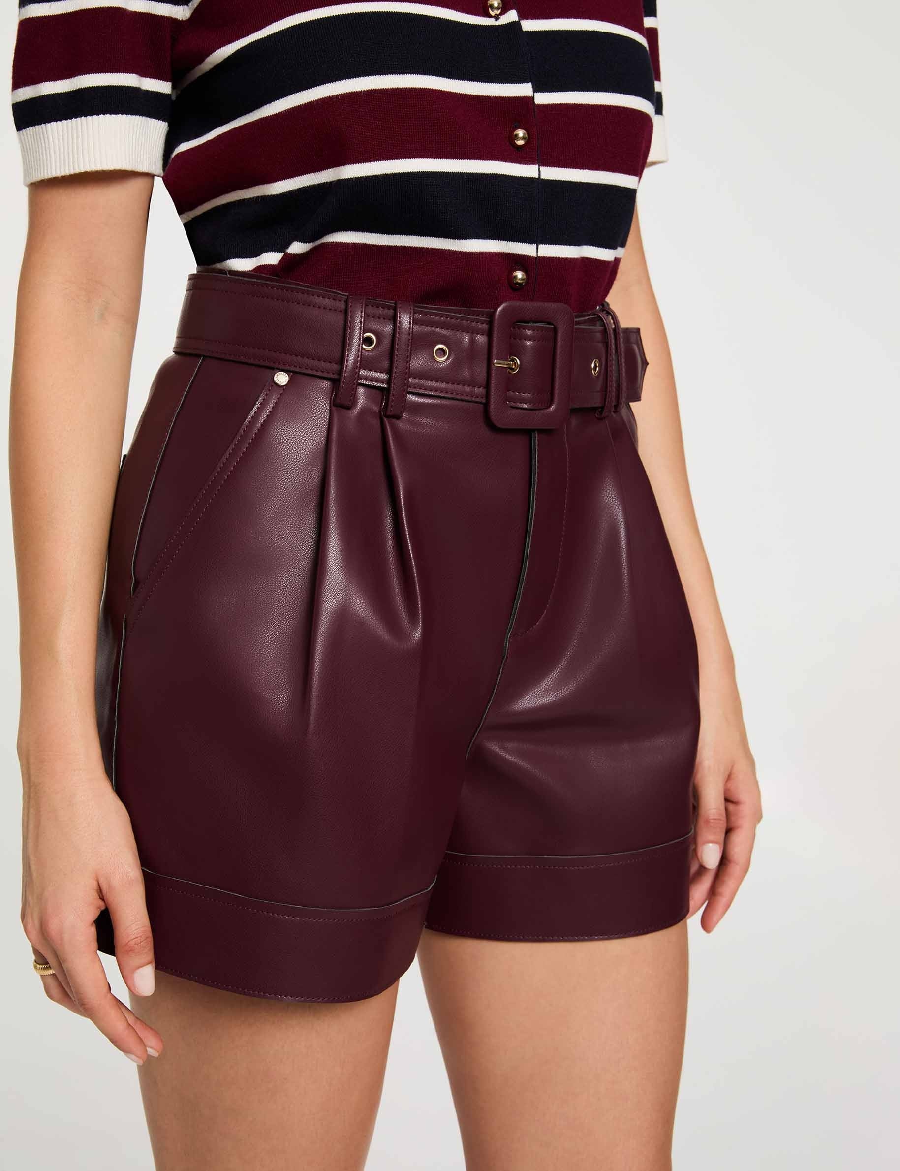 Short ajustado cuero sint&eacute;tico ciruela mujer