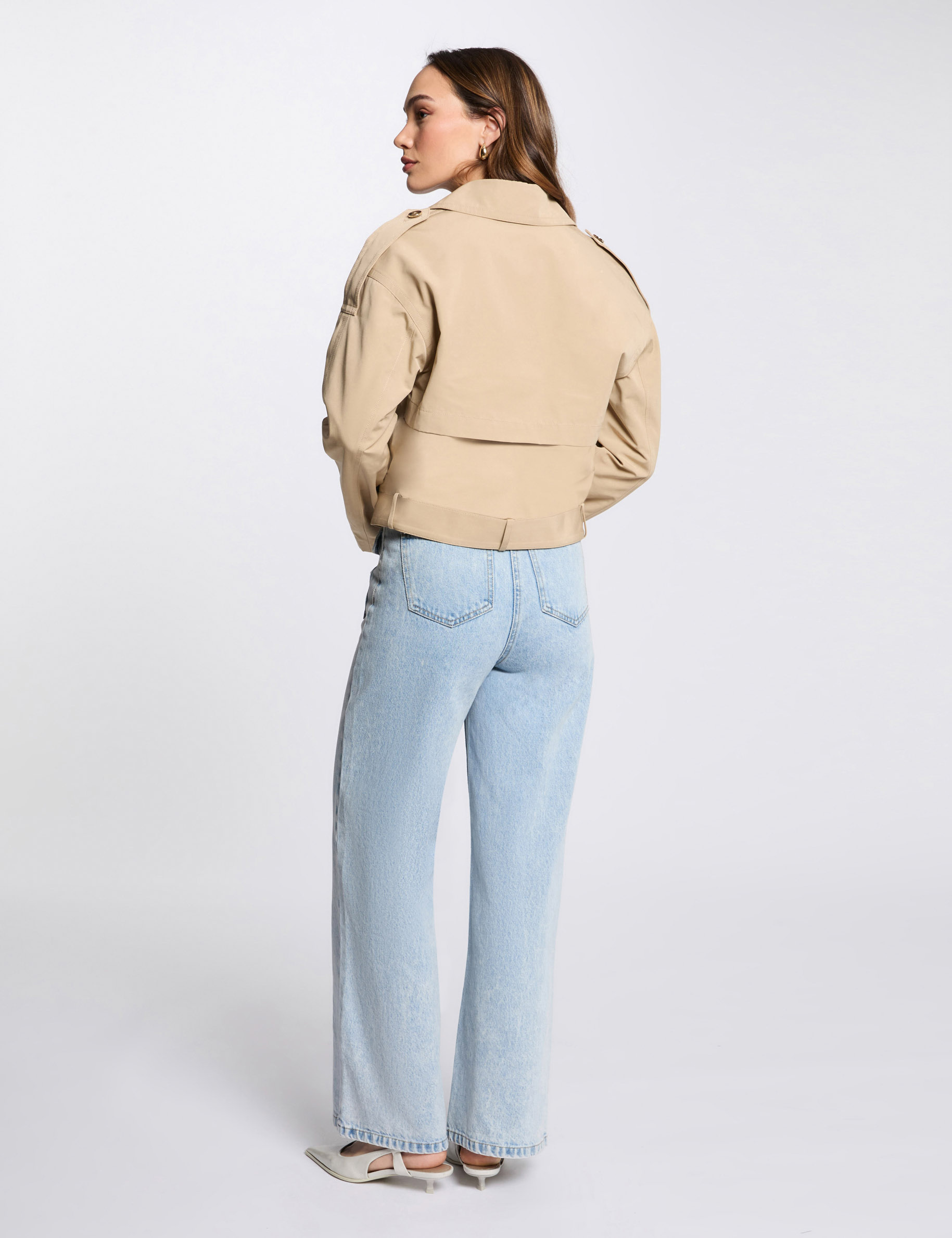 gabardina corta con cinturon beige mujer Gabardina corta con cinturón beige mujer