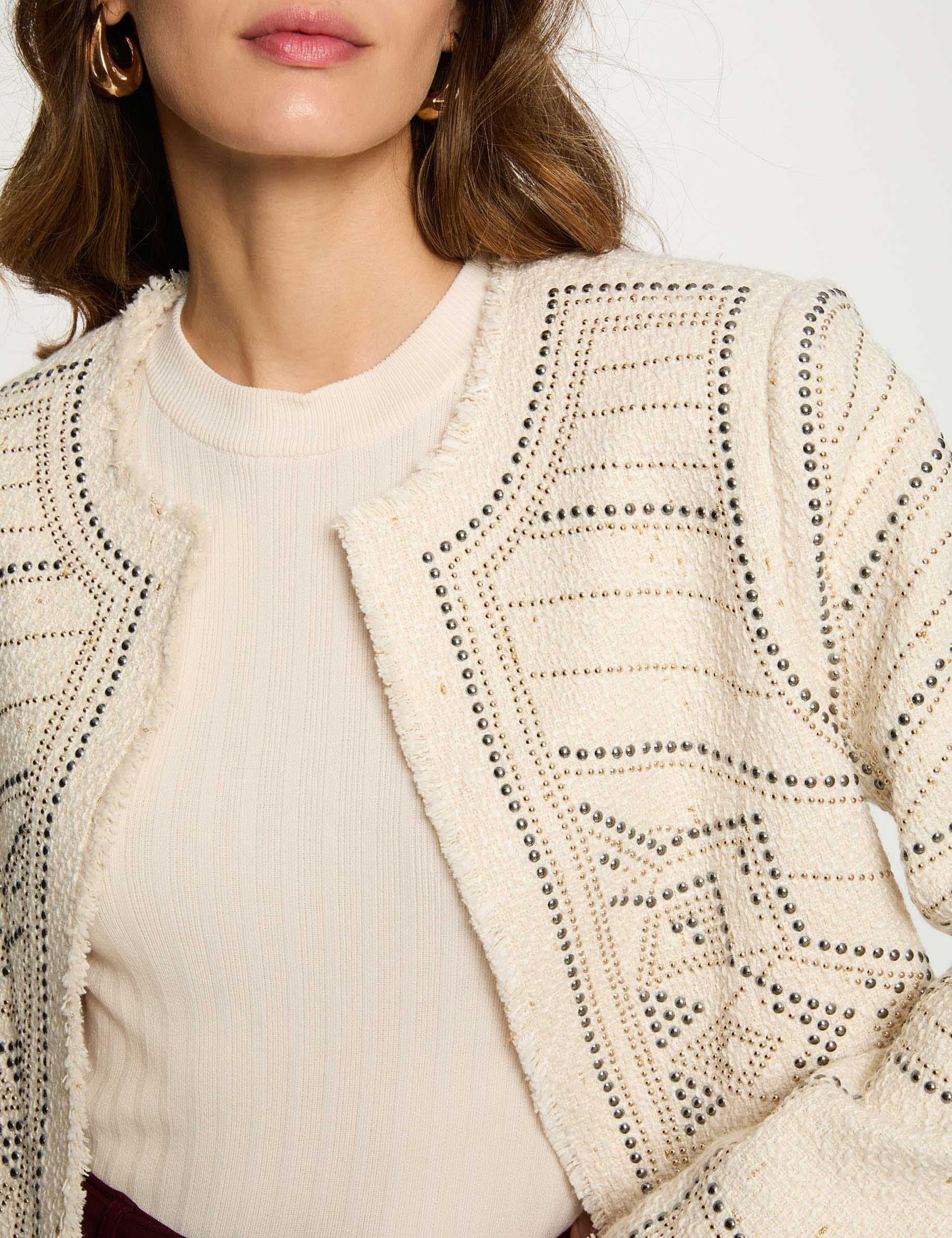 Chaqueta recta con tachuelas marfil mujer