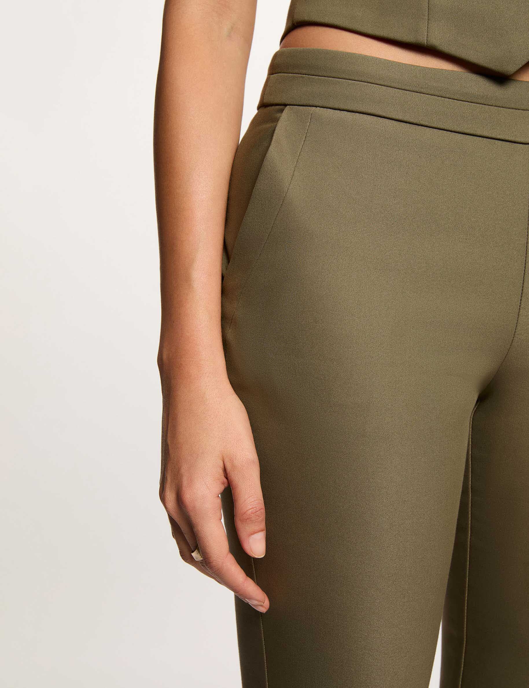 Pantal&oacute;n cigarette estilo corto verde caqui mujer