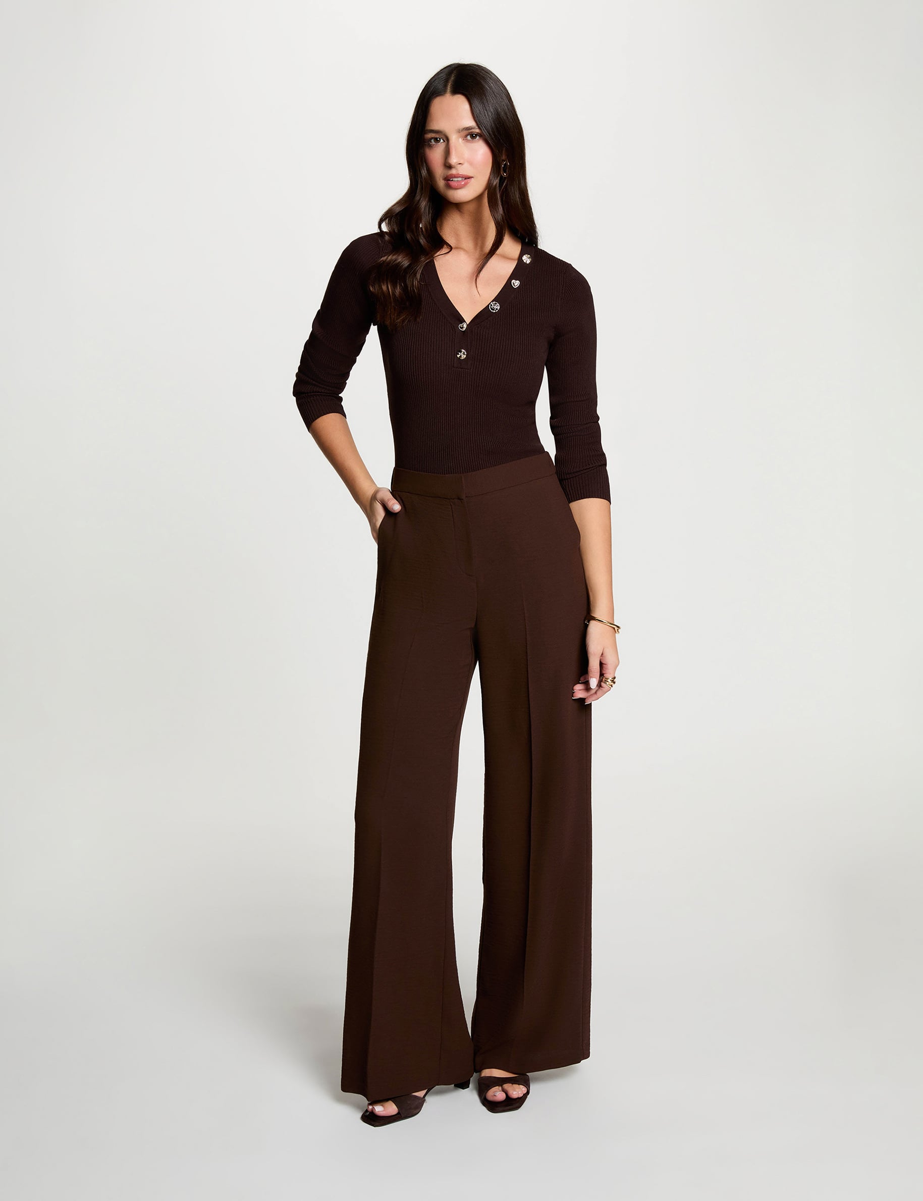 Pantal&oacute;n ancho y fluido marr&oacute;n oscuro mujer