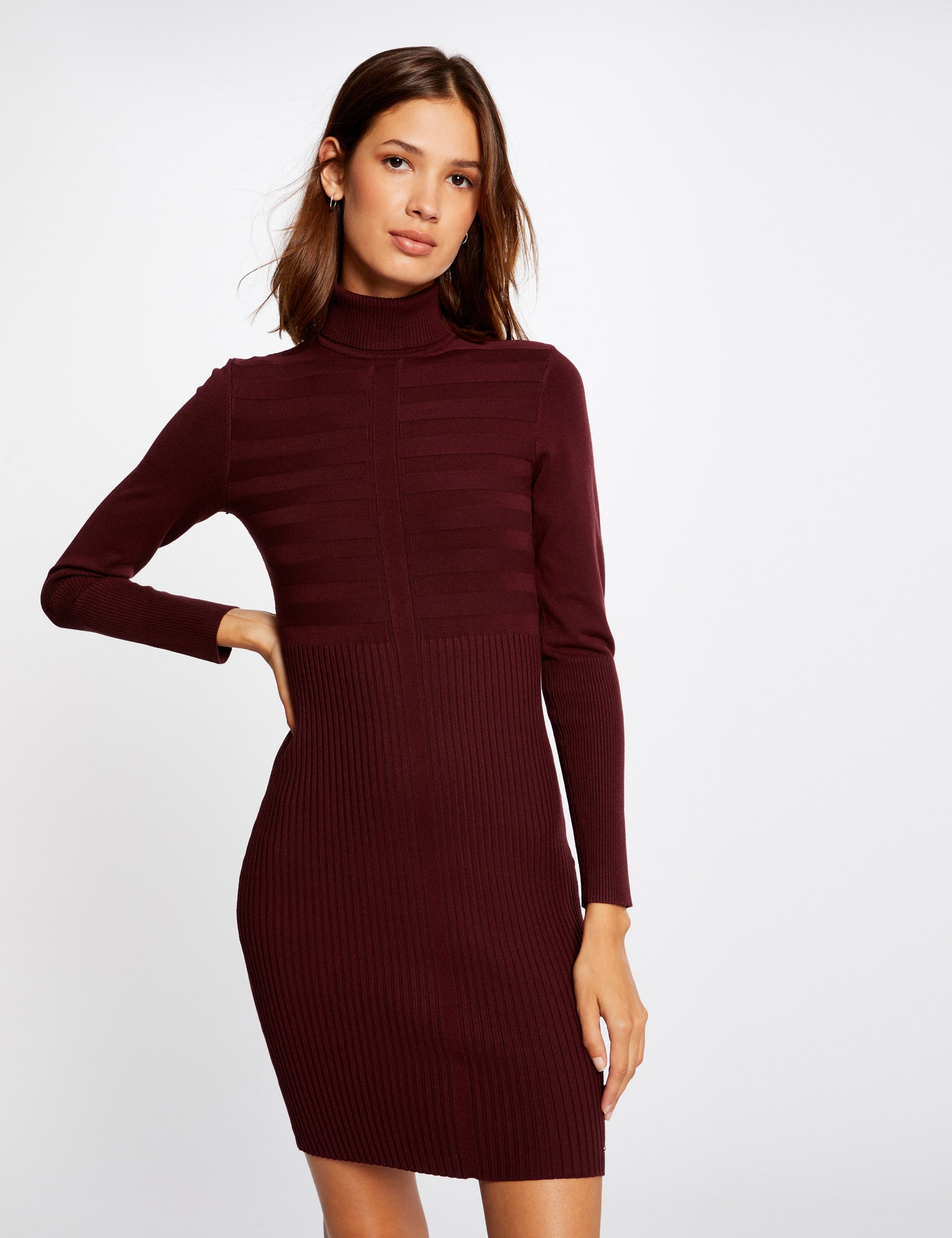 Vestido ajustado con cuello de tortuga violeta oscuro mujer