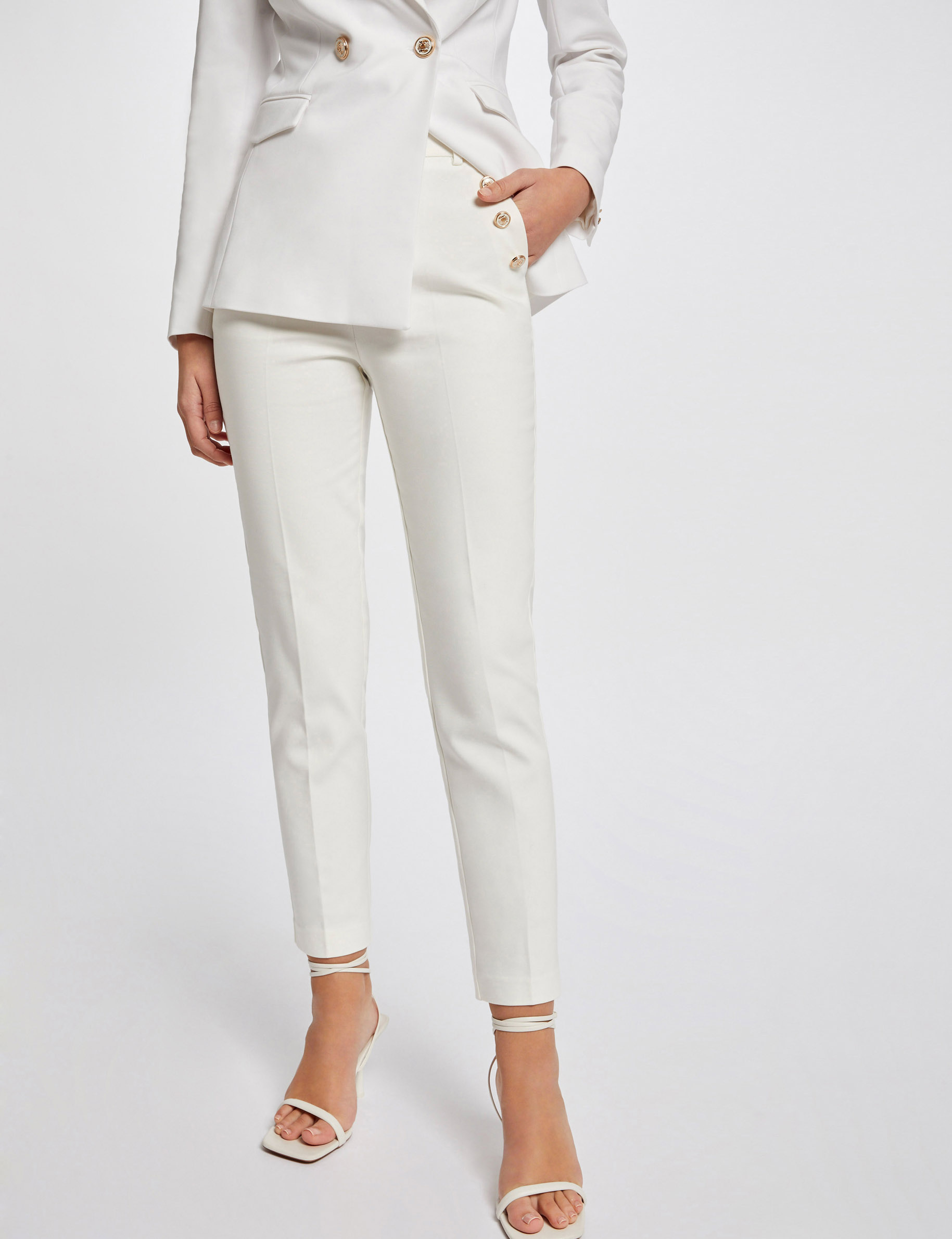 Pantalón ajustado estilo corto crudo mujer Pantalón ajustado estilo corto crudo mujer