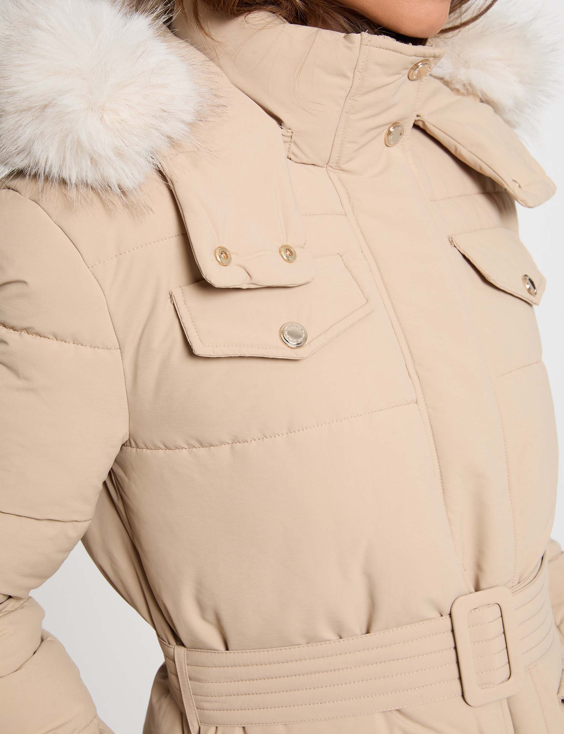 Abrigo acolchado largo con cintur&oacute;n beige mujer