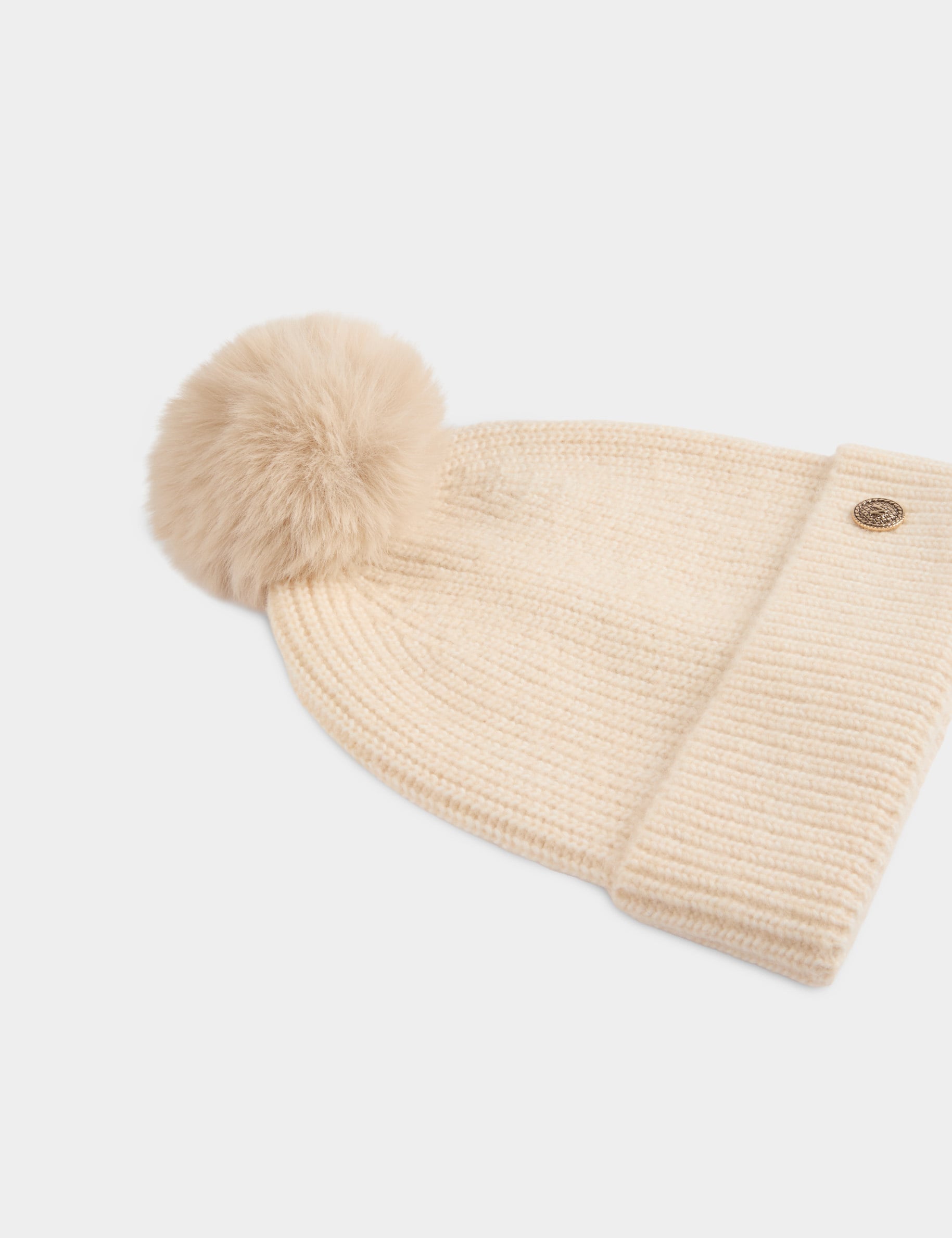 Gorro de punto con bot&oacute;n marfil mujer