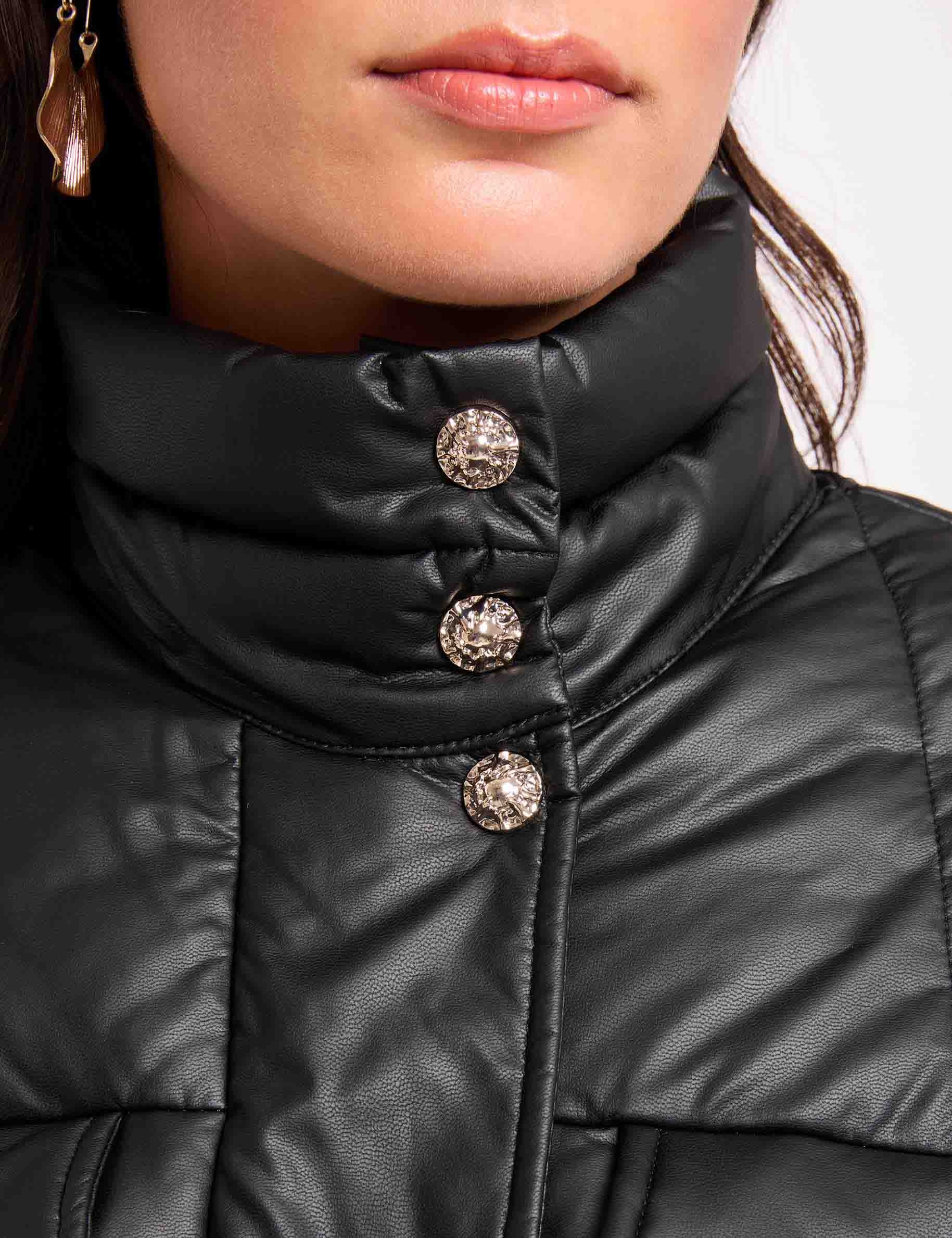 Plum&iacute;fero de cuero sint&eacute;tico cuello alto negro mujer