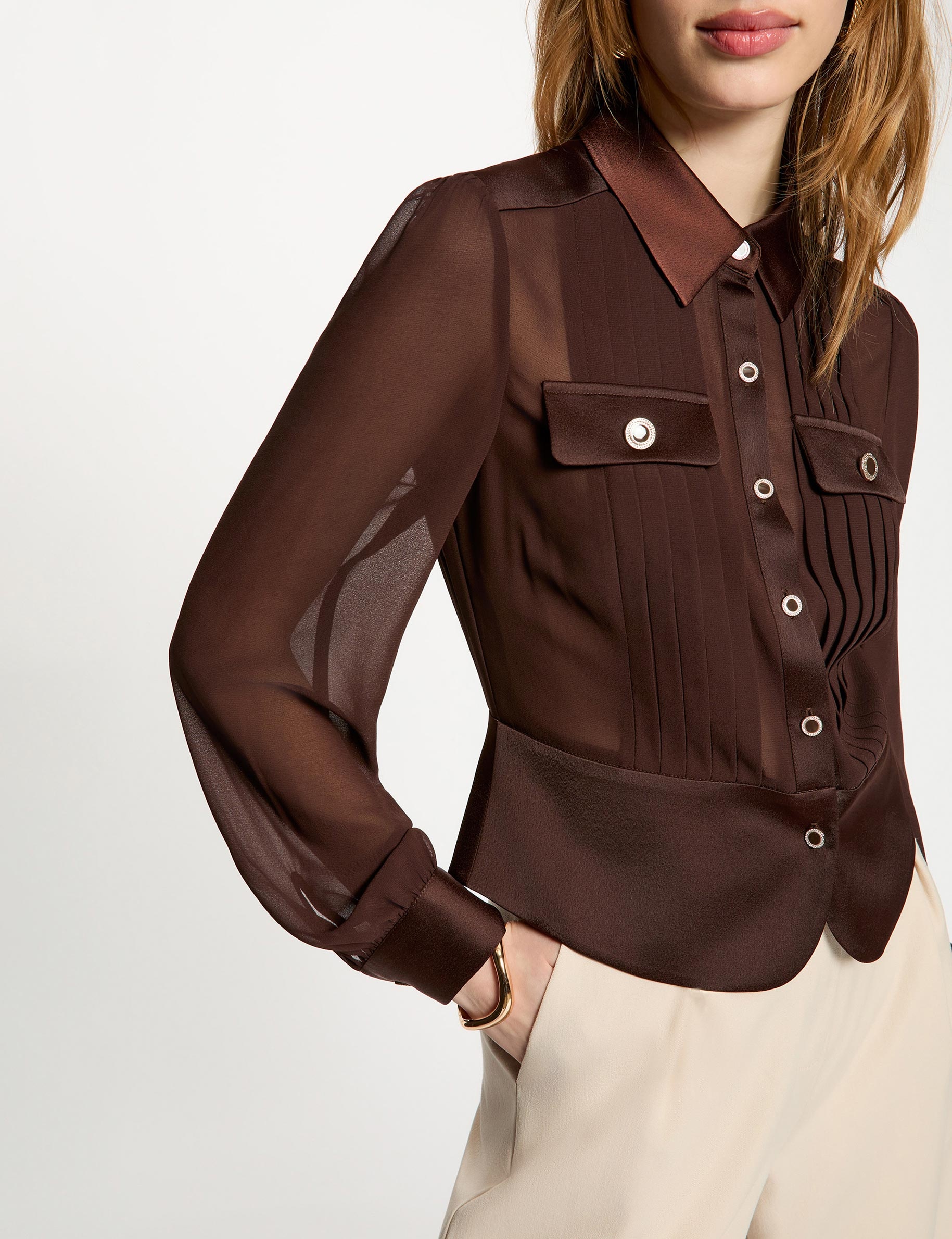 Camisa manga larga con pliegues marr&oacute;n oscuro mujer