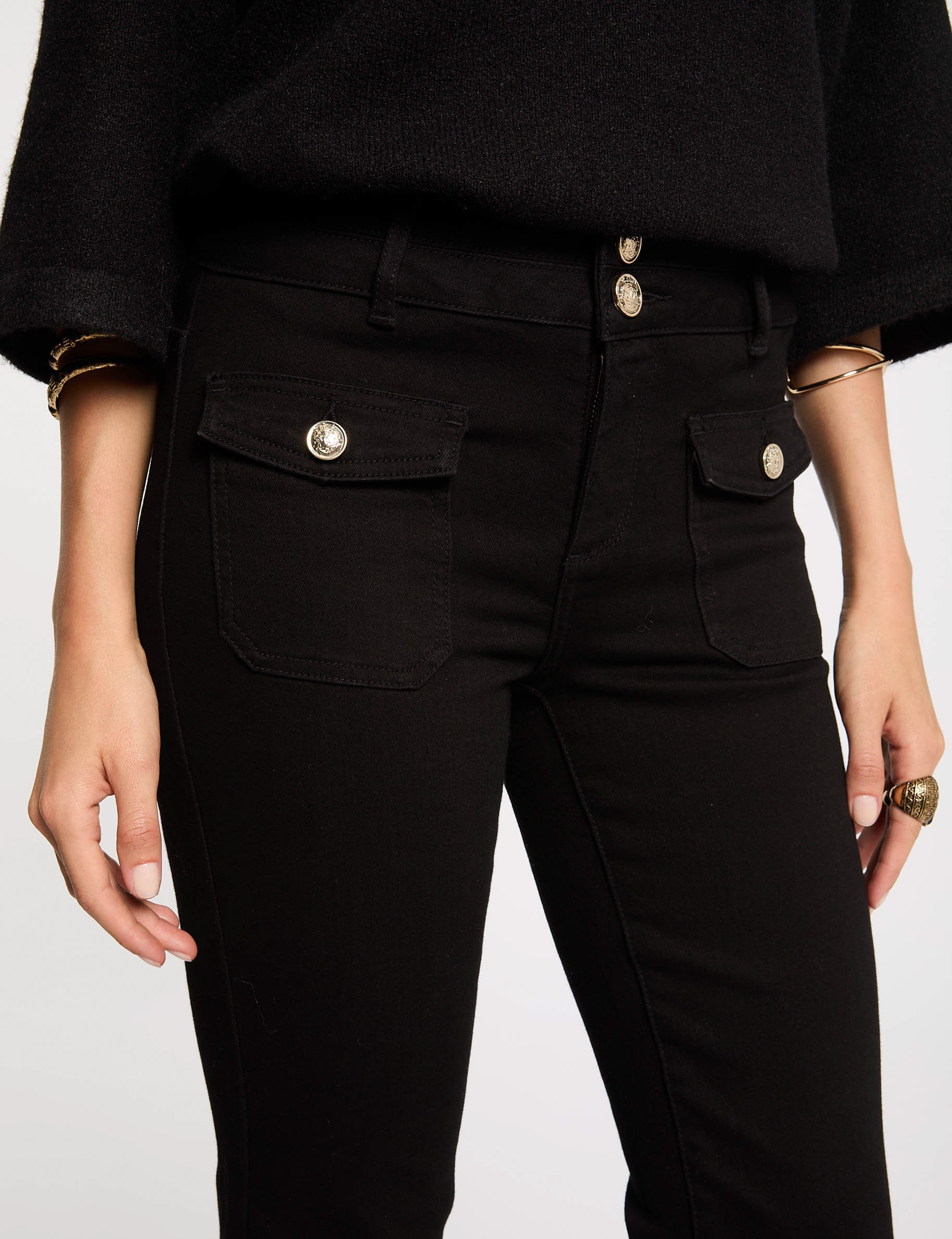 Vaquero boot-cut con bolsillos de solapa negro mujer