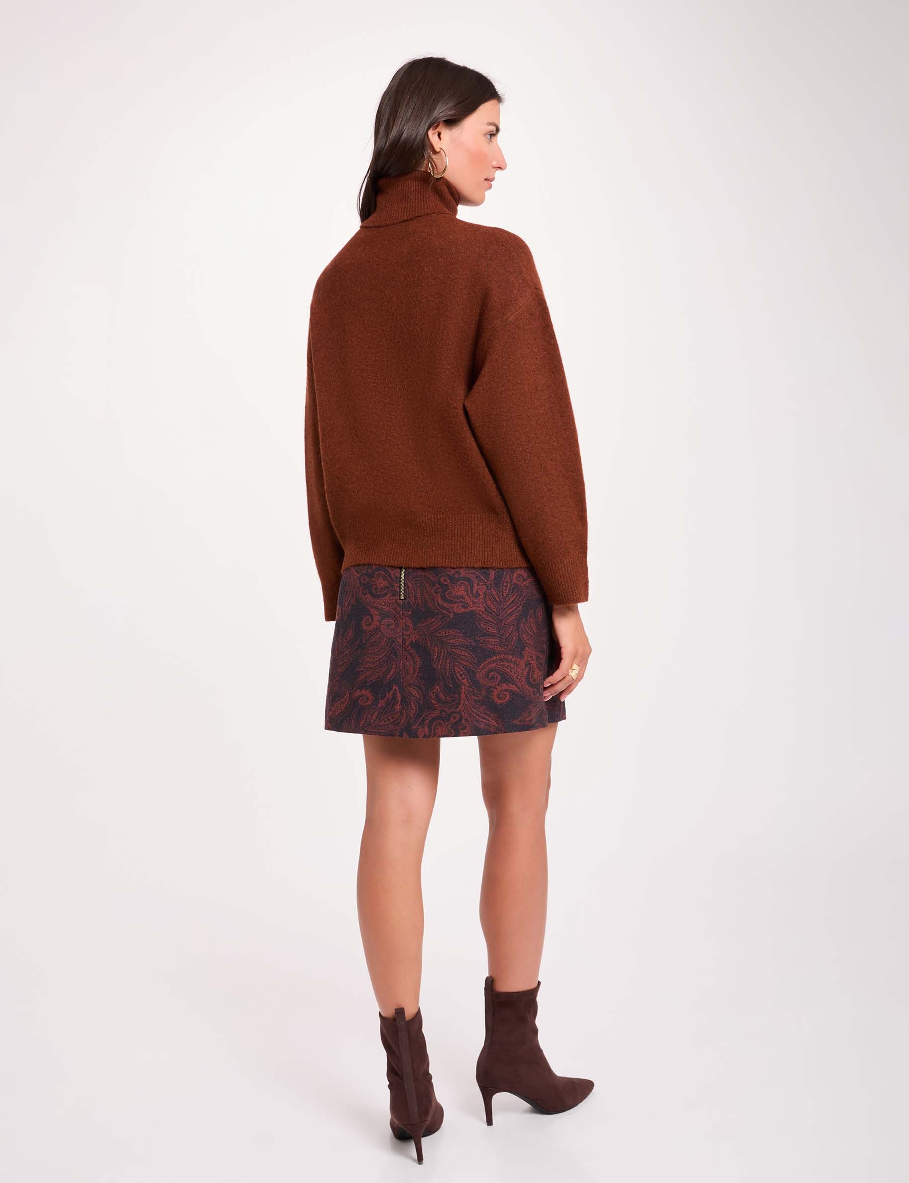 Jersey de cuello alto marr&oacute;n mujer