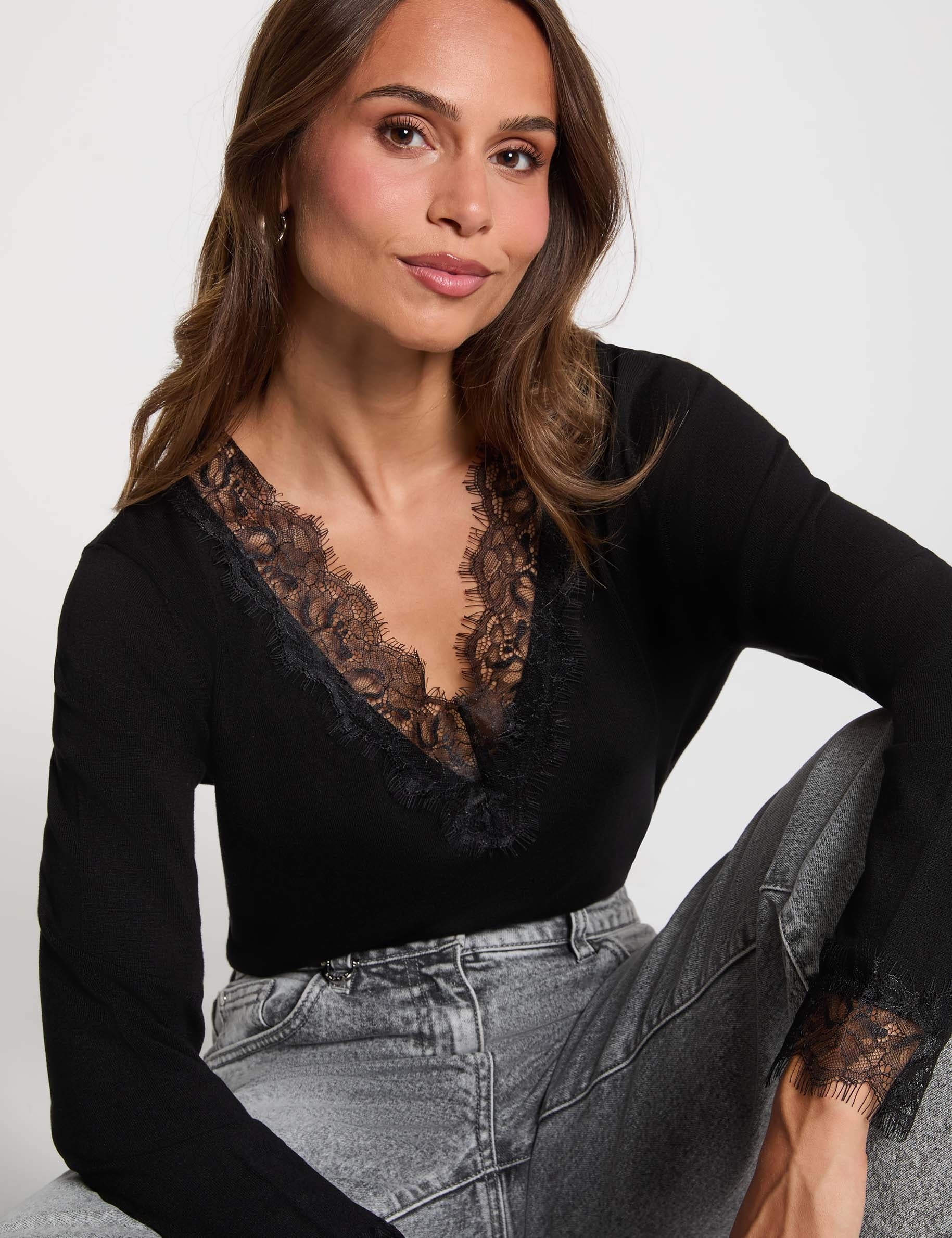 Jersey con cuello en V y encaje negro mujer