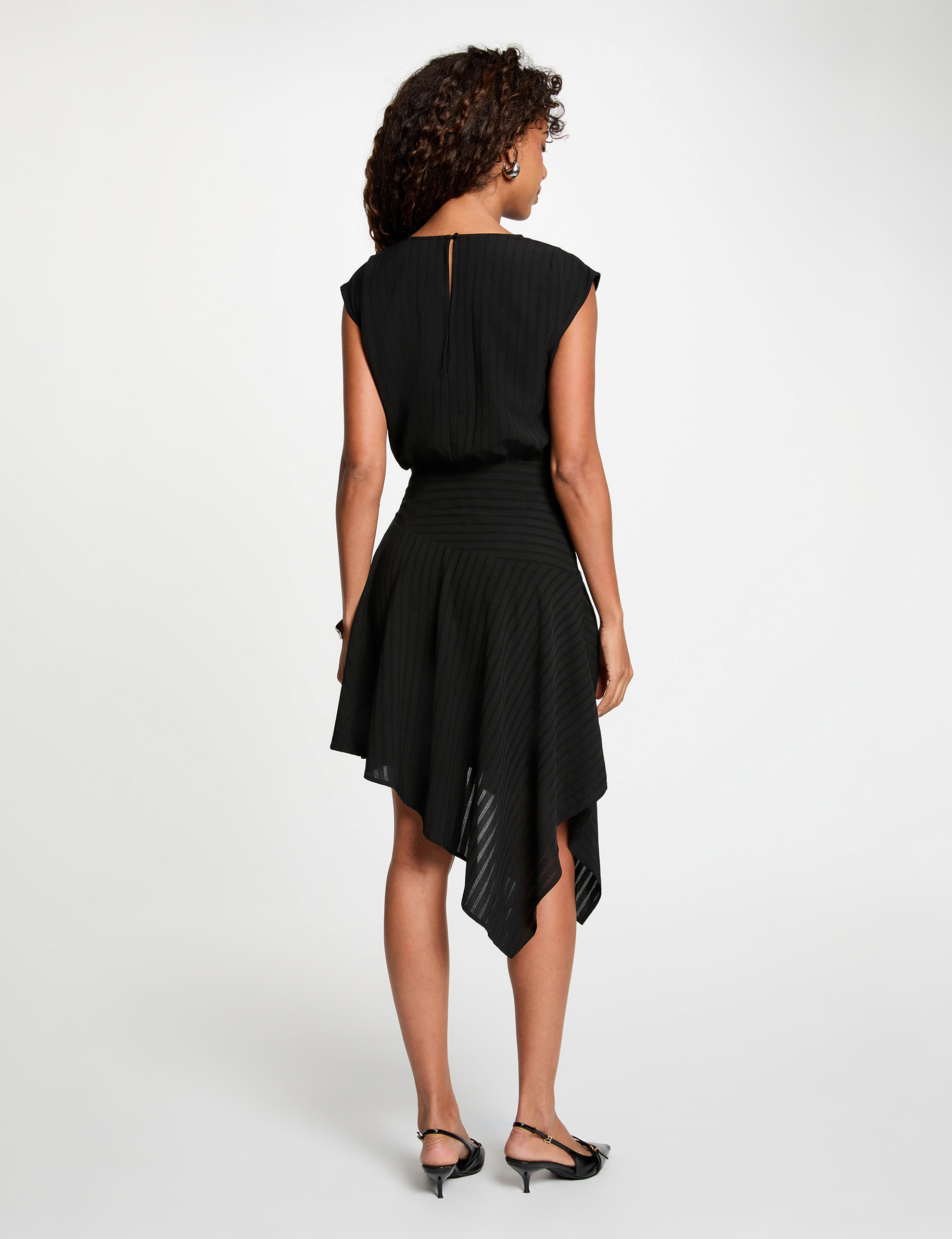 Vestido asim&eacute;trico mangas cortas negro mujer