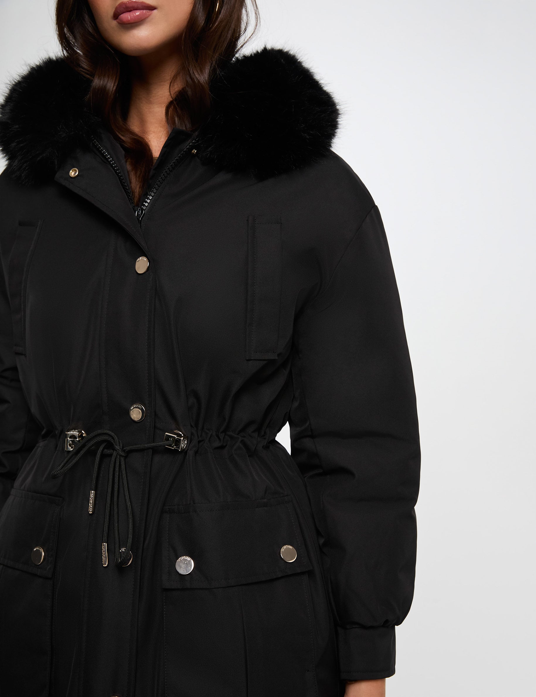 Parka con cuello de pelo negro mujer