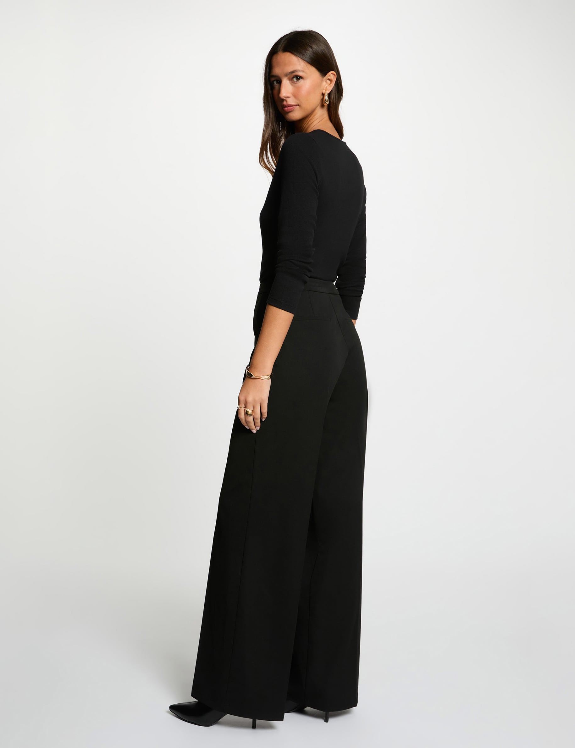 Camiseta con cuello coraz&oacute;n abotonado negro mujer